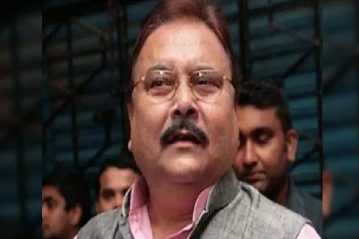 তবে, নানা সময়ে সোনার গয়নায় সজ্জিত মদন মিত্রের রয়েছে নিজস্ব ৭৫ গ্রাম সোনা। যার মূল্য ২ লক্ষ ৯৫ হাজার ৫০০ টাকা। মদন মিত্রের স্ত্রী অর্চনা মিত্রের কাছে রয়েছে ২৪৪ গ্রাম সোনা। যার মূল্য ৯ লক্ষ ৫১ হাজার ৬০০ টাকা। এখানেই শেষ নয়, অস্থাবর সম্পত্তিস্বরূপ মদন মিত্রের কাছে রয়েছে ১ কোটি ৩৩ লক্ষ ৯৯ হাজার ৮৬৭ টাকা। আর অর্চনা মিত্রের কাছে রয়েছে ৪৩ লাখ ৫৪ হাজার ৩২০ টাকা। তবে, নানা সময়ে সোনার গয়নায় সজ্জিত মদন মিত্রের রয়েছে নিজস্ব ৭৫ গ্রাম সোনা। যার মূল্য ২ লক্ষ ৯৫ হাজার ৫০০ টাকা। মদন মিত্রের স্ত্রী অর্চনা মিত্রের কাছে রয়েছে ২৪৪ গ্রাম সোনা। যার মূল্য ৯ লক্ষ ৫১ হাজার ৬০০ টাকা। এখানেই শেষ নয়, অস্থাবর সম্পত্তিস্বরূপ মদন মিত্রের কাছে রয়েছে ১ কোটি ৩৩ লক্ষ ৯৯ হাজার ৮৬৭ টাকা। আর অর্চনা মিত্রের কাছে রয়েছে ৪৩ লাখ ৫৪ হাজার ৩২০ টাকা।