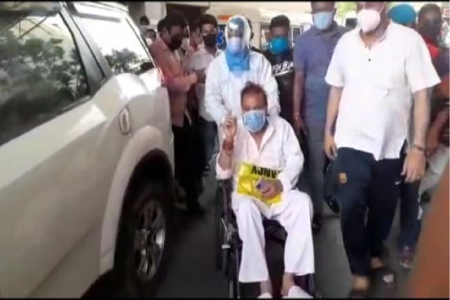  *করোনা মুক্ত (Covid Negative) হয়ে বাড়ি ফিরলেন তৃণমূল নেতা তথা কামারহাটির তৃণমূল প্রার্থী মদন মিত্র।(Madan Mitra) আজ শেষ দফা ভোটের দিন সুস্থ হয়ে অ্যাপোলো হাসপাতাল থেকে বাড়ি ফিরলেন  তিনি।