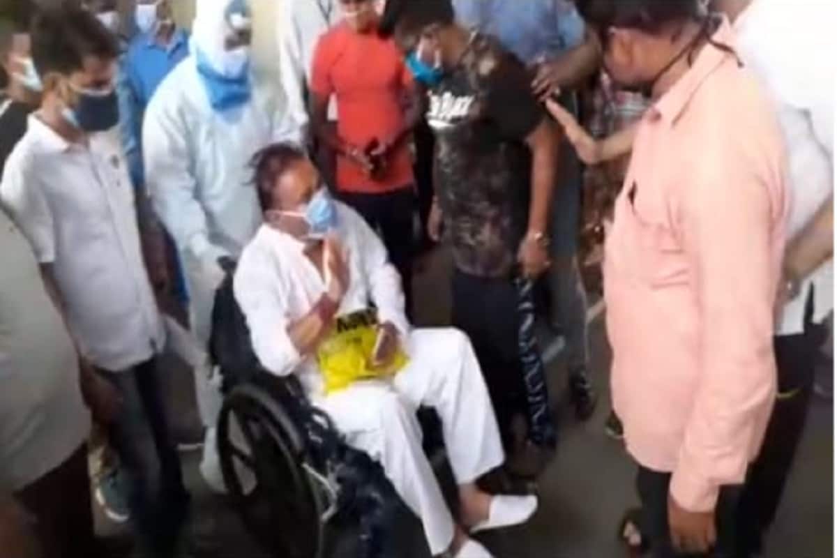 *গত ২১ এপ্রিল শ্বাসকষ্ট শুরু হওয়ায় প্রথমে এসএসকেএম হাসপাতালে এবং পরে রিপোর্ট পজেটিভ এলে অ্যাপোলো হাসপাতালে স্থানান্তরিত করা হয়। মদনের শারীরিক অসুস্থতার খবর পেয়ে উদ্বিগ্ন হয়ে পড়েছেন তাঁর অনুগামীরা। *গত ২১ এপ্রিল শ্বাসকষ্ট শুরু হওয়ায় প্রথমে এসএসকেএম হাসপাতালে এবং পরে রিপোর্ট পজেটিভ এলে অ্যাপোলো হাসপাতালে স্থানান্তরিত করা হয়। মদনের শারীরিক অসুস্থতার খবর পেয়ে উদ্বিগ্ন হয়ে পড়েছেন তাঁর অনুগামীরা।
