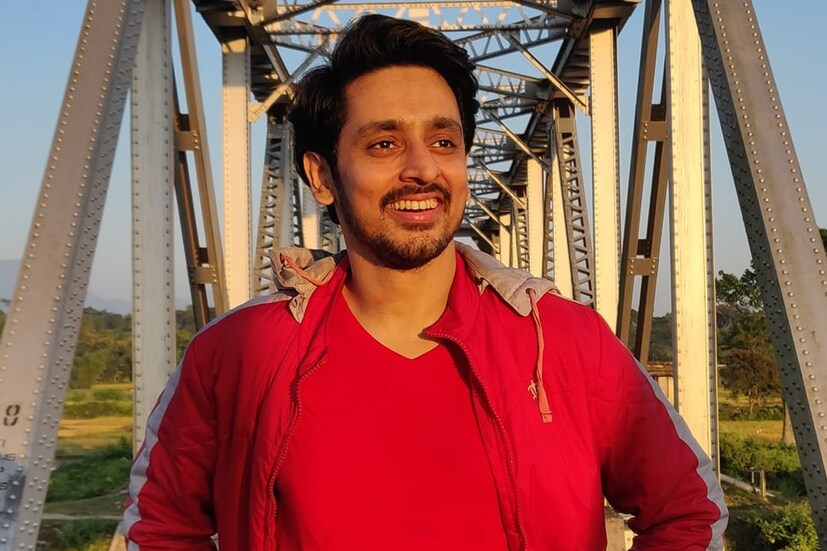 মৈনাক বন্দ্যোপাধ্যায় (Mainak Banerjee)- একই রকম ভাবে অভিনেতা মৈনাক বন্দ্যোপাধ্যায়ও সোশ্যাল মিডিয়ায় অনবরত অক্সিজেন ও হাসপাতালের বেডের আপডেট দিচ্ছেন। অগুন্তি ফলোয়ারের কাছে যাতে দ্রুত তথ্য পৌঁছয় সেই চেষ্টাই করছেন তিনি। 