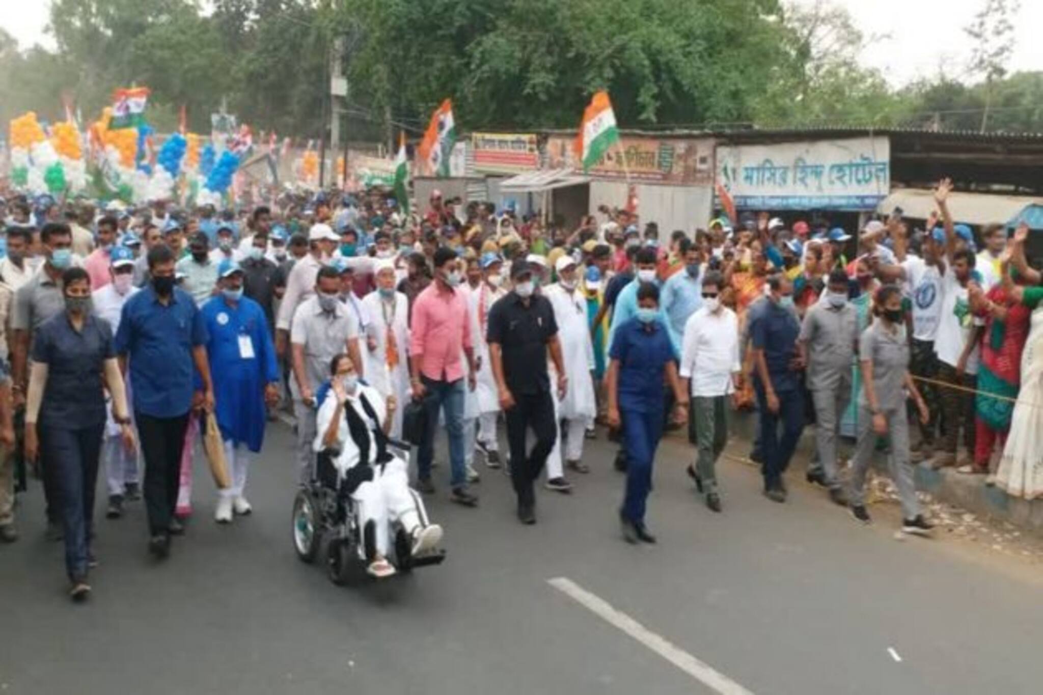 Mamata on Protest : শীতলকুচির ঘটনার প্রতিবাদে হাতে মোমবাতি, বর্ধমানে রোড শো করলেন মমতা