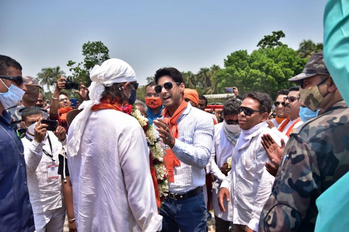 তৃতীয় দফার ভোটের দিন সকালে চণ্ডীতলায় পদ্মপ্রার্থী যশের হয়েও প্রচারে ছিলেন মিঠুন। মঙ্গলবার হেলিকপ্টারে করে সোজা চণ্ডীতলায় অবতরণ করলেন। সংশ্লিষ্ট কেন্দ্র থেকে বিজেপির হয়ে প্রতিদ্বন্দিতা করছেন যশ দাশগুপ্ত (Yash Dasgupta)। তাঁর হয়েই চণ্ডীতলাবাসীর কাছে ভোটপ্রার্থনা করলেন মিঠুন। তৃতীয় দফার ভোটের দিন সকালে চণ্ডীতলায় পদ্মপ্রার্থী যশের হয়েও প্রচারে ছিলেন মিঠুন। মঙ্গলবার হেলিকপ্টারে করে সোজা চণ্ডীতলায় অবতরণ করলেন। সংশ্লিষ্ট কেন্দ্র থেকে বিজেপির হয়ে প্রতিদ্বন্দিতা করছেন যশ দাশগুপ্ত (Yash Dasgupta)। তাঁর হয়েই চণ্ডীতলাবাসীর কাছে ভোটপ্রার্থনা করলেন মিঠুন।