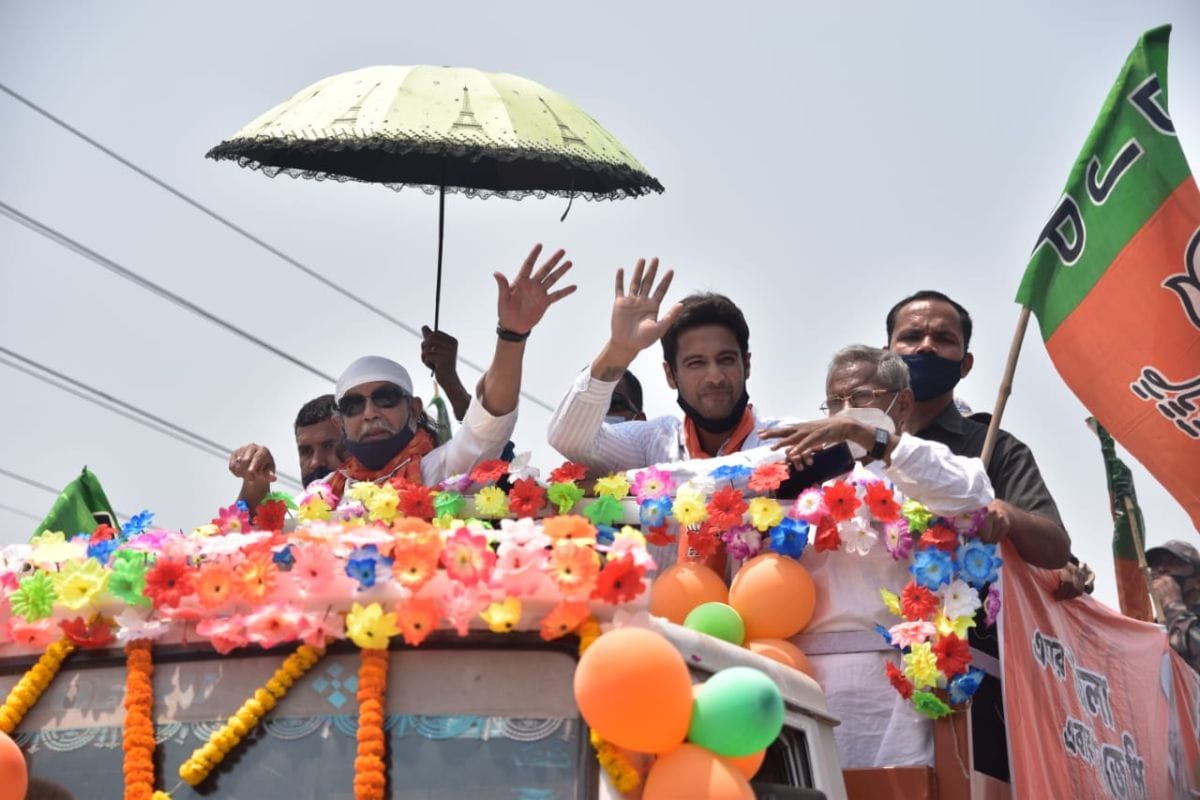 চোখে রোদচশমা। গলায় মালা। পরনে গেরুয়া উত্তরীয়। বাংলার মানুষের চেনা সেই সুপারস্টার হাবভাব! এমনভাবেই বাংলার বিভিন্ন প্রান্তে প্রচারের ময়দানে ছুটে বেড়াচ্ছেন ‘মোদীর তারকা সেনাপতি’ মিঠুন চক্রবর্তী (Mithun Chakraborty)। তবে 'ইশারা' অথবা 'ইমেজ' দিয়ে শেষ পর্যন্ত ভোট-বাক্সে কতটা ম্যাজিক দেখতে পারবেন মিঠুন সেটা বলবে ২ মে। চোখে রোদচশমা। গলায় মালা। পরনে গেরুয়া উত্তরীয়। বাংলার মানুষের চেনা সেই সুপারস্টার হাবভাব! এমনভাবেই বাংলার বিভিন্ন প্রান্তে প্রচারের ময়দানে ছুটে বেড়াচ্ছেন ‘মোদীর তারকা সেনাপতি’ মিঠুন চক্রবর্তী (Mithun Chakraborty)। তবে 'ইশারা' অথবা 'ইমেজ' দিয়ে শেষ পর্যন্ত ভোট-বাক্সে কতটা ম্যাজিক দেখতে পারবেন মিঠুন সেটা বলবে ২ মে।