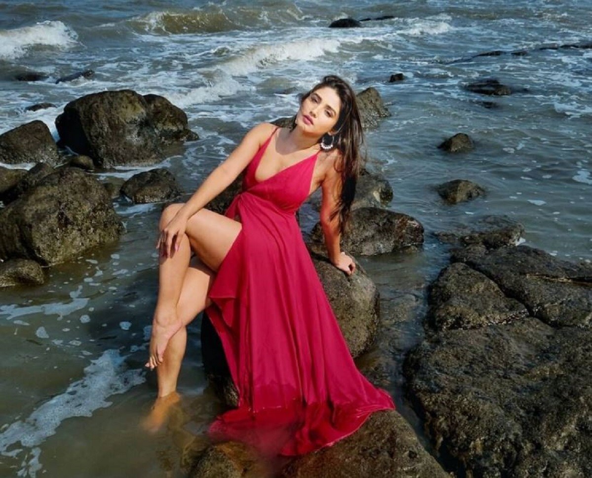 সম্প্রতি ডোনালের (Donal Bisht) কিছু ফটোশ্যুট ভাইরাল হয়েছে সোশ্যাল মিডিয়ায়। লাল পোশাকে সমুদ্রে ঝড় তুলেছেন নায়িকা। photo source Instagram সম্প্রতি ডোনালের (Donal Bisht) কিছু ফটোশ্যুট ভাইরাল হয়েছে সোশ্যাল মিডিয়ায়। লাল পোশাকে সমুদ্রে ঝড় তুলেছেন নায়িকা। photo source Instagram