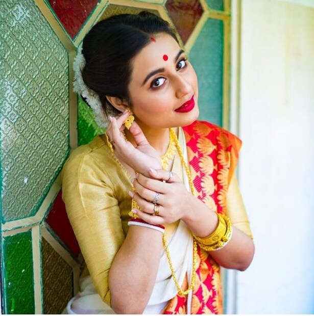 স্বস্তিকা দত্তর সাদা লাল পেড়ে শাড়ি ও গয়নার সাজ যেন হয়ে উঠেছে মোহময়ী। ছবি শেয়ার করে নববর্ষের শুভেচ্ছা জানালেন তিনি। 