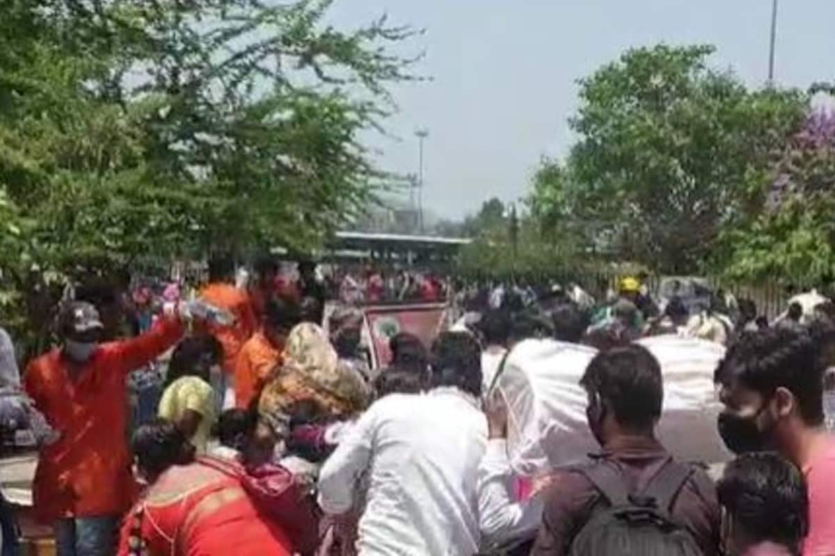 মুম্বইয়ের লোকমান্য তিলক বাস টার্মিনাসে এসে এই পরিযায়ী শ্রমিকরা লাইন দিয়েছেন। এদের বেশির ভাগই দীনমজুর। আগামী দুদিনে লকডাউন হবে এবং হাতে আর কোনও কাজ থাকবে না এই ভয়ে তাঁরা রওনা দিয়েছেন গ্রামের দিকে। মুম্বইয়ের লোকমান্য তিলক বাস টার্মিনাসে এসে এই পরিযায়ী শ্রমিকরা লাইন দিয়েছেন। এদের বেশির ভাগই দীনমজুর। আগামী দুদিনে লকডাউন হবে এবং হাতে আর কোনও কাজ থাকবে না এই ভয়ে তাঁরা রওনা দিয়েছেন গ্রামের দিকে।