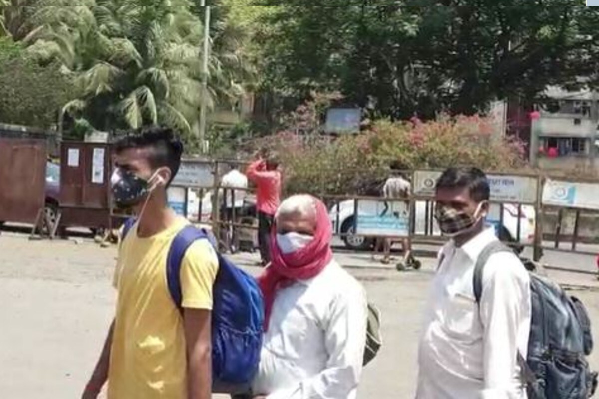 কিন্তু লাইনে দাঁড়িয়েও গ্রামে ফেরা হচ্ছে না অনেকেরই। বাস টার্মিনাস থেকে শহরের আস্তানাতেই ফিরে যেতে হচ্ছে তাঁদের। কারণ এদের অধিকাংশই কাজ হারিয়েছেন। অনেকের কাছেই বাসের টিকিট কাটার মতো অর্থ নেই। কিন্তু লাইনে দাঁড়িয়েও গ্রামে ফেরা হচ্ছে না অনেকেরই। বাস টার্মিনাস থেকে শহরের আস্তানাতেই ফিরে যেতে হচ্ছে তাঁদের। কারণ এদের অধিকাংশই কাজ হারিয়েছেন। অনেকের কাছেই বাসের টিকিট কাটার মতো অর্থ নেই।