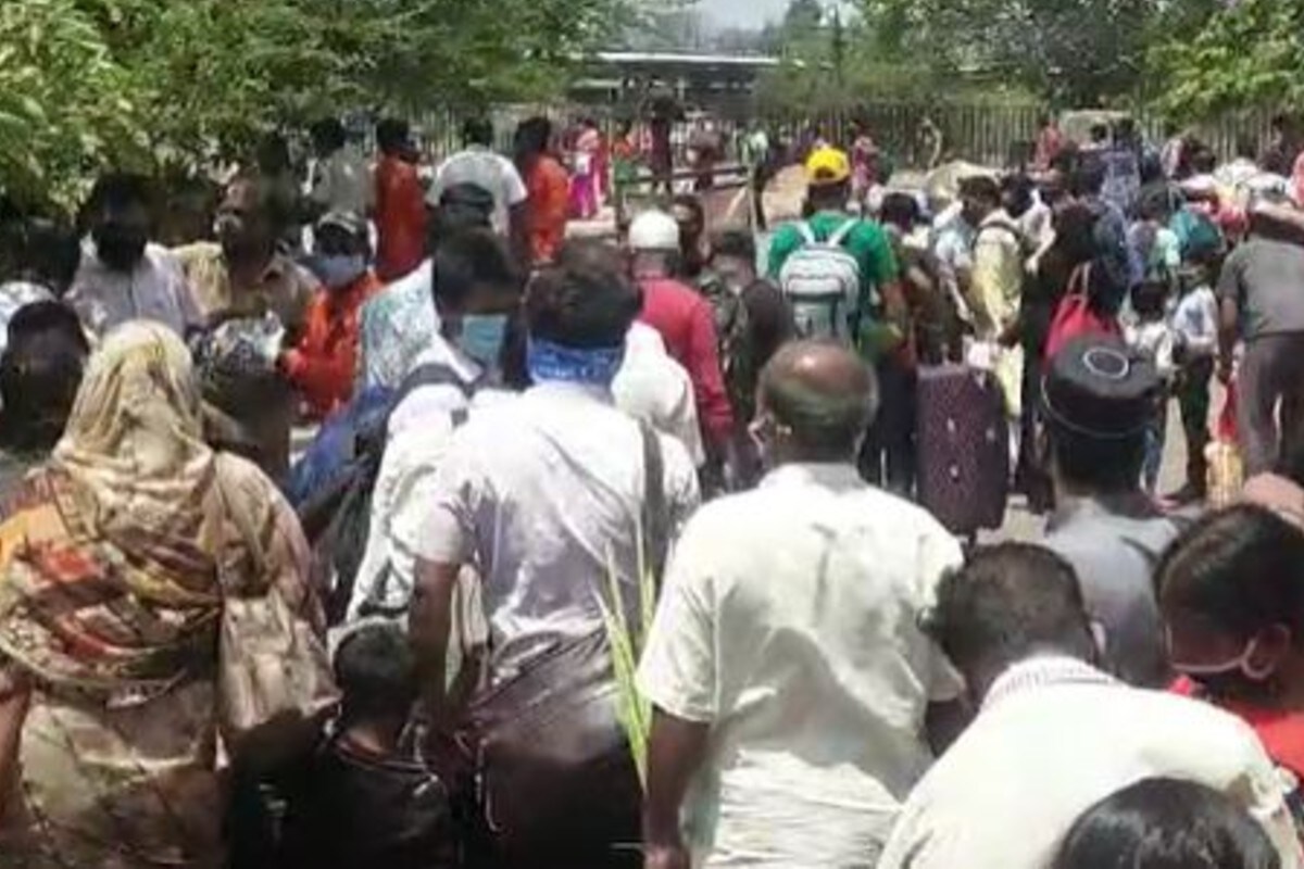 বহু মানুষ এসে বাসের জন্য লাইন দেওয়ায় বাসের টিকিটের দামও পৌঁছে গিয়েছে ২৫০০-৩০০০ টাকায়। তাই এক প্রকার অসহায় অবস্থায় তাঁরা বাসের জন্য লাইন দিয়েছেন। বহু মানুষ এসে বাসের জন্য লাইন দেওয়ায় বাসের টিকিটের দামও পৌঁছে গিয়েছে ২৫০০-৩০০০ টাকায়। তাই এক প্রকার অসহায় অবস্থায় তাঁরা বাসের জন্য লাইন দিয়েছেন।
