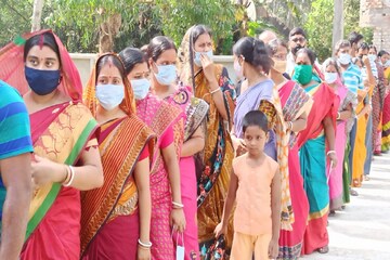 ভয় জয় করে ভোটে, গোটা বাংলাকে 'সাহস' দিলেন নন্দীগ্রামের মহিলারা! দেখুন...
