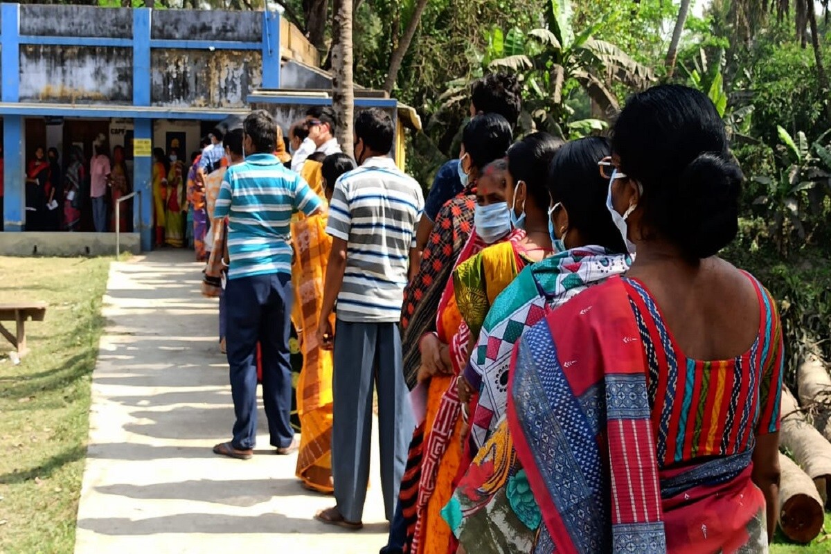 সকাল থেকেই নন্দীগ্রামের গোকুলনগর, খোদামবাড়ি, বয়াল প্রভৃতি অঞ্চল থেকে নানা ধরনের অভিযোগ আসতে থাকে। ২৪৭,২৪৮ নং বুথে বিজেপি আশ্রিত দুষ্কৃতীরা সাধারণ মানুষকে ভোট দিতে দিচ্ছেন না বলে অভিযোগ ওঠে। খোদামবাড়ির ১০৫ নম্বর বুথ থেকে অভিযোগ আসে বিমল সাহু নামক তৃণমূলের এক বুথ এজেন্টকে বাড়ি থেকেই বেরোতে দেয়নি বিজেপির দুষ্কৃতীরা। সকাল থেকেই নন্দীগ্রামের গোকুলনগর, খোদামবাড়ি, বয়াল প্রভৃতি অঞ্চল থেকে নানা ধরনের অভিযোগ আসতে থাকে। ২৪৭,২৪৮ নং বুথে বিজেপি আশ্রিত দুষ্কৃতীরা সাধারণ মানুষকে ভোট দিতে দিচ্ছেন না বলে অভিযোগ ওঠে। খোদামবাড়ির ১০৫ নম্বর বুথ থেকে অভিযোগ আসে বিমল সাহু নামক তৃণমূলের এক বুথ এজেন্টকে বাড়ি থেকেই বেরোতে দেয়নি বিজেপির দুষ্কৃতীরা।