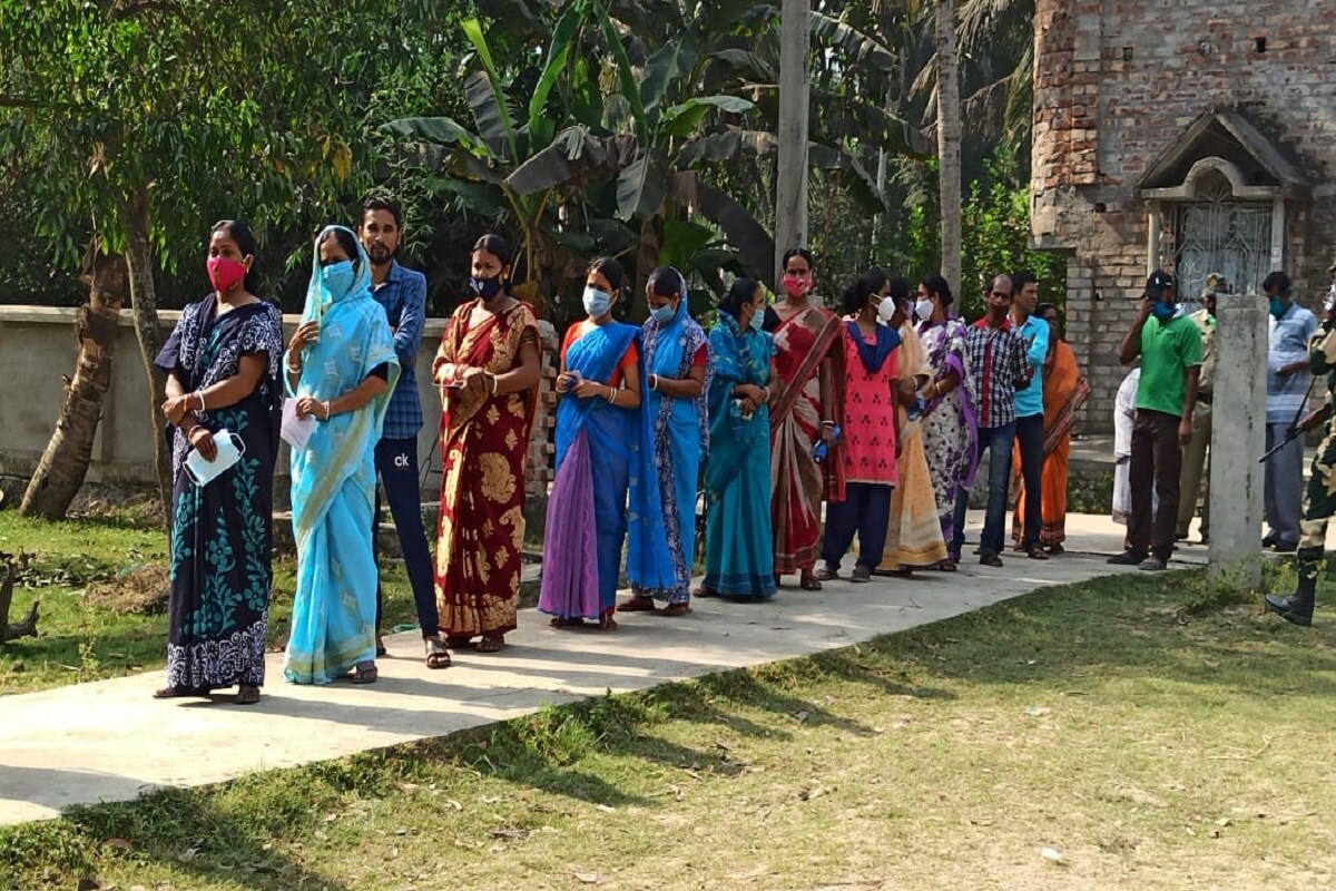 গোটা নন্দীগ্রামে ১৪৪ ধারা জারি থাকলেও ভোটের দিন সকাল থেকেই নন্দীগ্রাম ১ নম্বর ব্লকে তৃণমূলের বাইক বাহিনীর দাপটের অভিযোগ ওঠে। বিজেপির অভিযোগ, নির্বাচন কমিশনের নিষেধাজ্ঞা উড়িয়ে নন্দীগ্রামে দাপিয়ে বেড়াচ্ছে তৃণমূলের বাইক বাহিনী। যদিও শাসক শিবিরের প্রতিক্রিয়া এখনও মেলেনি। গোটা নন্দীগ্রামে ১৪৪ ধারা জারি থাকলেও ভোটের দিন সকাল থেকেই নন্দীগ্রাম ১ নম্বর ব্লকে তৃণমূলের বাইক বাহিনীর দাপটের অভিযোগ ওঠে। বিজেপির অভিযোগ, নির্বাচন কমিশনের নিষেধাজ্ঞা উড়িয়ে নন্দীগ্রামে দাপিয়ে বেড়াচ্ছে তৃণমূলের বাইক বাহিনী। যদিও শাসক শিবিরের প্রতিক্রিয়া এখনও মেলেনি।