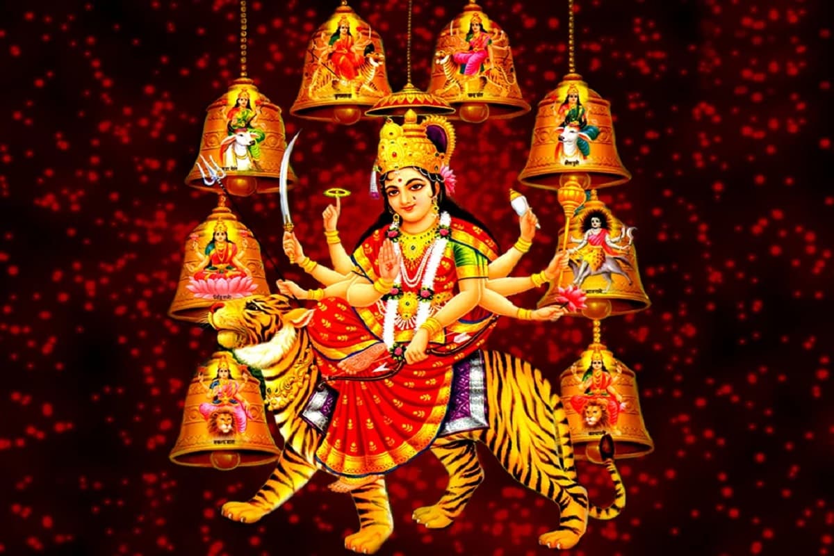 আজ থেকে শুরু বাসন্তী পুজো ৷ শরৎকালে অকালবোধনের সময়ে বাঙালিরা মেতে ওঠেন দুর্গাপুজোয় ৷ সে সময় মা দুর্গার পুজোতে নিষ্ঠাভরে পুজো করেন সকলেই ৷ দেবী মহামায়ার আরধনায় ব্রতী হন ভক্তরা ৷ এ বার চৈত্র মাসের বাসন্তী পুজো ৷ চৈত্র মাসের শুক্লপক্ষের প্রতিপদ তিথি থেকে শুরু হয়ে নবমী তিথি পর্যন্ত চলে দেবী দুর্গার নয়টি রূপের বন্দনা। অবশ্য, দেবীকে এই উৎসবের একেক রাতে একেক রূপে উপাসনার রীতি দেশের কিছু অংশে চোখে পড়ে, যেমন, উত্তর ভারতে, মধ্য ভারতে আর দক্ষিণ ভারতের কিছু অংশে। আজ থেকে শুরু বাসন্তী পুজো ৷ শরৎকালে অকালবোধনের সময়ে বাঙালিরা মেতে ওঠেন দুর্গাপুজোয় ৷ সে সময় মা দুর্গার পুজোতে নিষ্ঠাভরে পুজো করেন সকলেই ৷ দেবী মহামায়ার আরধনায় ব্রতী হন ভক্তরা ৷ এ বার চৈত্র মাসের বাসন্তী পুজো ৷ চৈত্র মাসের শুক্লপক্ষের প্রতিপদ তিথি থেকে শুরু হয়ে নবমী তিথি পর্যন্ত চলে দেবী দুর্গার নয়টি রূপের বন্দনা। অবশ্য, দেবীকে এই উৎসবের একেক রাতে একেক রূপে উপাসনার রীতি দেশের কিছু অংশে চোখে পড়ে, যেমন, উত্তর ভারতে, মধ্য ভারতে আর দক্ষিণ ভারতের কিছু অংশে।
