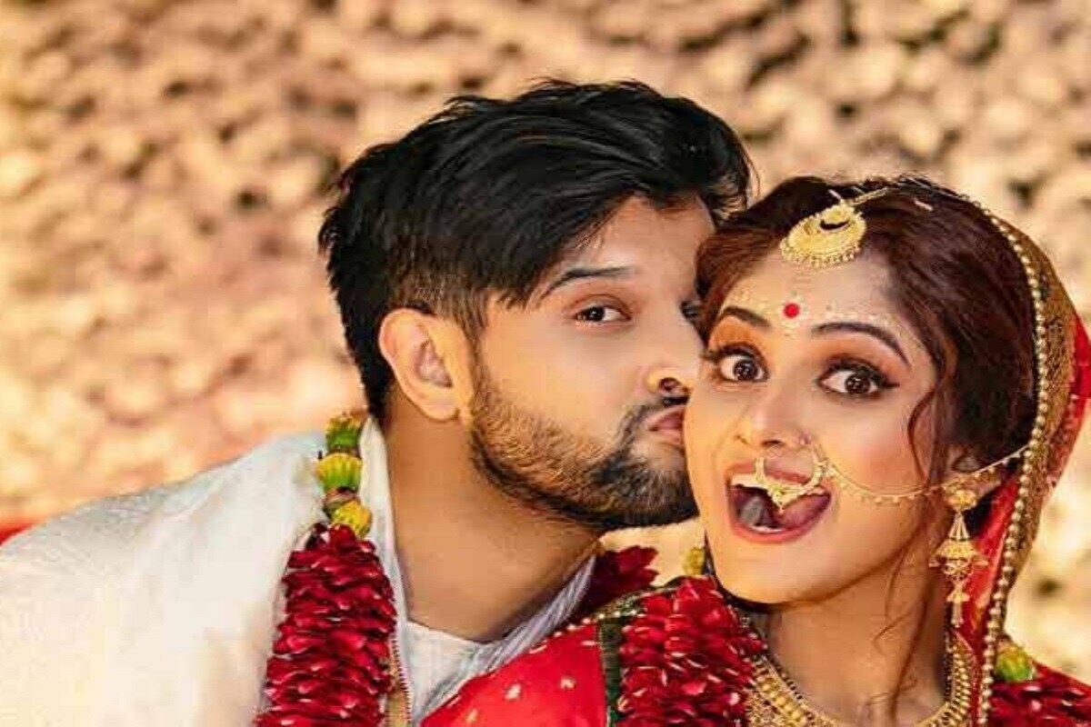 *নীল ভট্টাচার্য-তৃণা সাহা (Neel Bhattachariya-Trina Saha): বিয়ের পরে নীল-তৃণা র প্রথম পয়লা বৈশাখ। সবে দার্জিলিং ঘুরে বাড়ি ফিরেছেন দু'জনে। তবে নববর্ষের দিনটা এক্কেবারে বাড়ির জন্য বরাদ্দ। দুপুরে পরিবারের সঙ্গে খাওয়াদাওয়া, বিকেলে বন্ধুদের সঙ্গে ডিনার। খুব ব্যস্ততার মধ্যেই তৃণা জানিয়েছেন, *নীল ভট্টাচার্য-তৃণা সাহা (Neel Bhattachariya-Trina Saha): বিয়ের পরে নীল-তৃণা র প্রথম পয়লা বৈশাখ। সবে দার্জিলিং ঘুরে বাড়ি ফিরেছেন দু'জনে। তবে নববর্ষের দিনটা এক্কেবারে বাড়ির জন্য বরাদ্দ। দুপুরে পরিবারের সঙ্গে খাওয়াদাওয়া, বিকেলে বন্ধুদের সঙ্গে ডিনার। খুব ব্যস্ততার মধ্যেই তৃণা জানিয়েছেন,