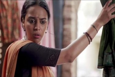 নীল বাট্টে সান্নাটা ছবিতে চন্দা সাহায়ের চরিত্রে অসাধারণ অভিনয় করেছিলেন স্বরা ভাস্কর। বক্স অফিসে খুব বেশি বাজিমাত না করলেও একজন মায়ের চরিত্রে দারুণ অভিনয় করেছিলেন তিনি। নিজের মেয়েকে পড়াশোনায় উদ্বুদ্ধ করা এক মায়ের চরিত্রে ছবিটি একা টেনেছেন স্বরা। নীল বাট্টে সান্নাটা ছবিতে চন্দা সাহায়ের চরিত্রে অসাধারণ অভিনয় করেছিলেন স্বরা ভাস্কর। বক্স অফিসে খুব বেশি বাজিমাত না করলেও একজন মায়ের চরিত্রে দারুণ অভিনয় করেছিলেন তিনি। নিজের মেয়েকে পড়াশোনায় উদ্বুদ্ধ করা এক মায়ের চরিত্রে ছবিটি একা টেনেছেন স্বরা।