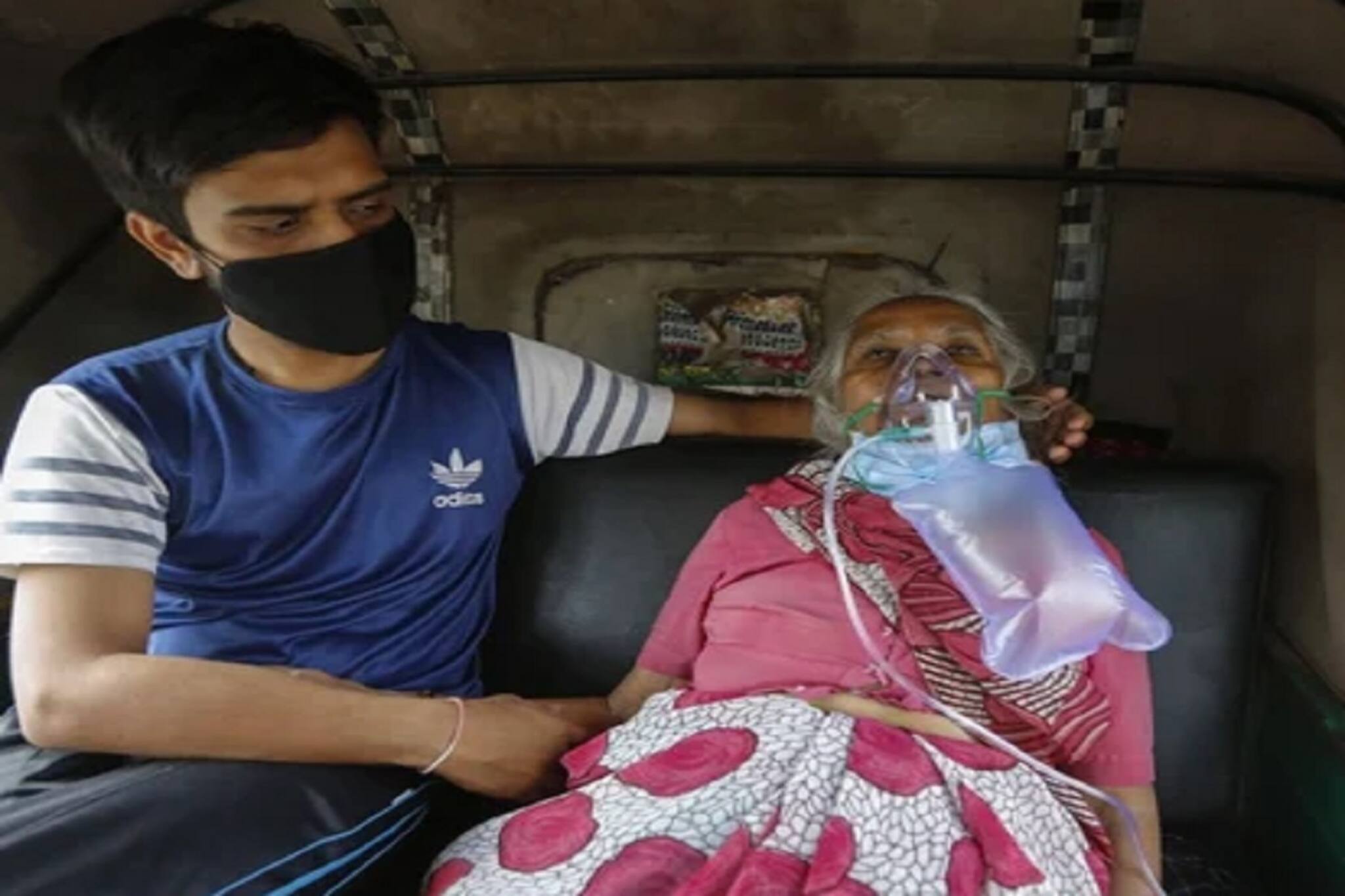 অক্সিজেন'হীন' এক দেশ, পথেঘাটে কাতরাচ্ছে মানুষ! শিউড়ে ওঠা এক-একটা ছবি...