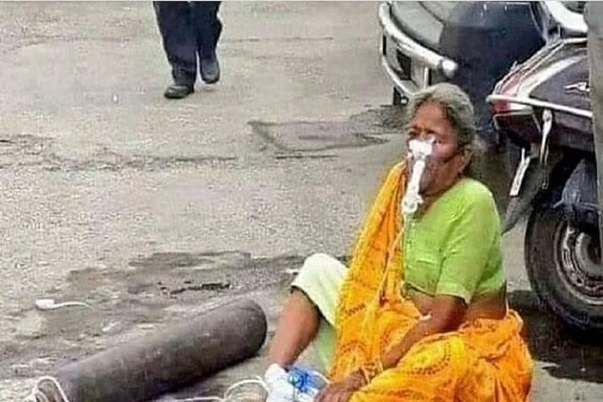 দেশের করোনো পরিস্থিতির জন্য মোদি সরকারকেই কাঠগড়ায় দাঁড় করিয়েছে বিরোধীরা। ভ্যাকসিন বিলির নীতি নিয়েও মোদি সরকারকে কাঠগড়ায় তুলছেন বিরোধীরা। সরকারের নীতি ঘিরে প্রশ্ন তুলেছে সুপ্রিম কোর্ট, একাধিক হাইকোর্টও। দেশের করোনো পরিস্থিতির জন্য মোদি সরকারকেই কাঠগড়ায় দাঁড় করিয়েছে বিরোধীরা। ভ্যাকসিন বিলির নীতি নিয়েও মোদি সরকারকে কাঠগড়ায় তুলছেন বিরোধীরা। সরকারের নীতি ঘিরে প্রশ্ন তুলেছে সুপ্রিম কোর্ট, একাধিক হাইকোর্টও।