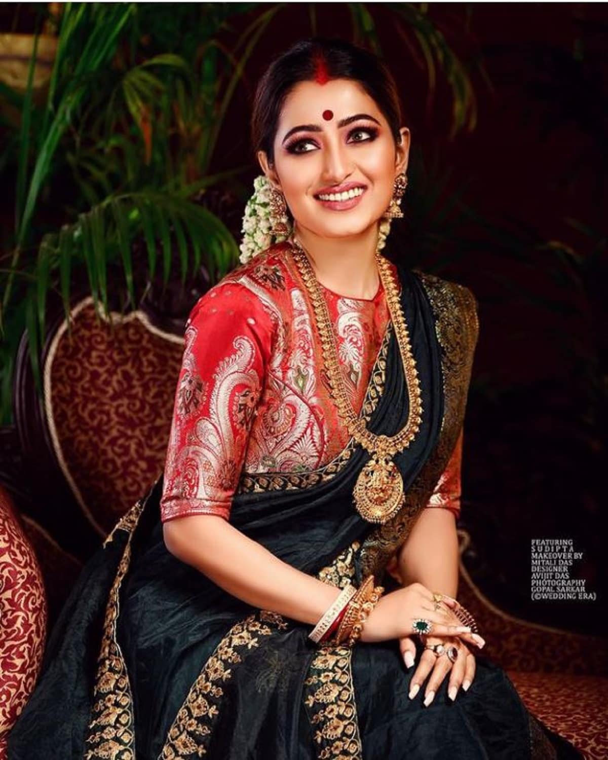 কালো শাড়ি ও লাল ব্লাউজে মোহময়ী টলি অভিনেত্রী সুদীপ্তা। ছবিটি ইনস্টাগ্রামে শেয়ার করেছেন তিনি। photo source Instagram কালো শাড়ি ও লাল ব্লাউজে মোহময়ী টলি অভিনেত্রী সুদীপ্তা। ছবিটি ইনস্টাগ্রামে শেয়ার করেছেন তিনি। photo source Instagram