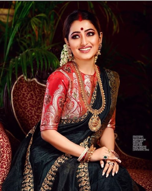 কালো শাড়ি ও লাল ব্লাউজে মোহময়ী টলি অভিনেত্রী সুদীপ্তা। ছবিটি ইনস্টাগ্রামে শেয়ার করেছেন তিনি। 