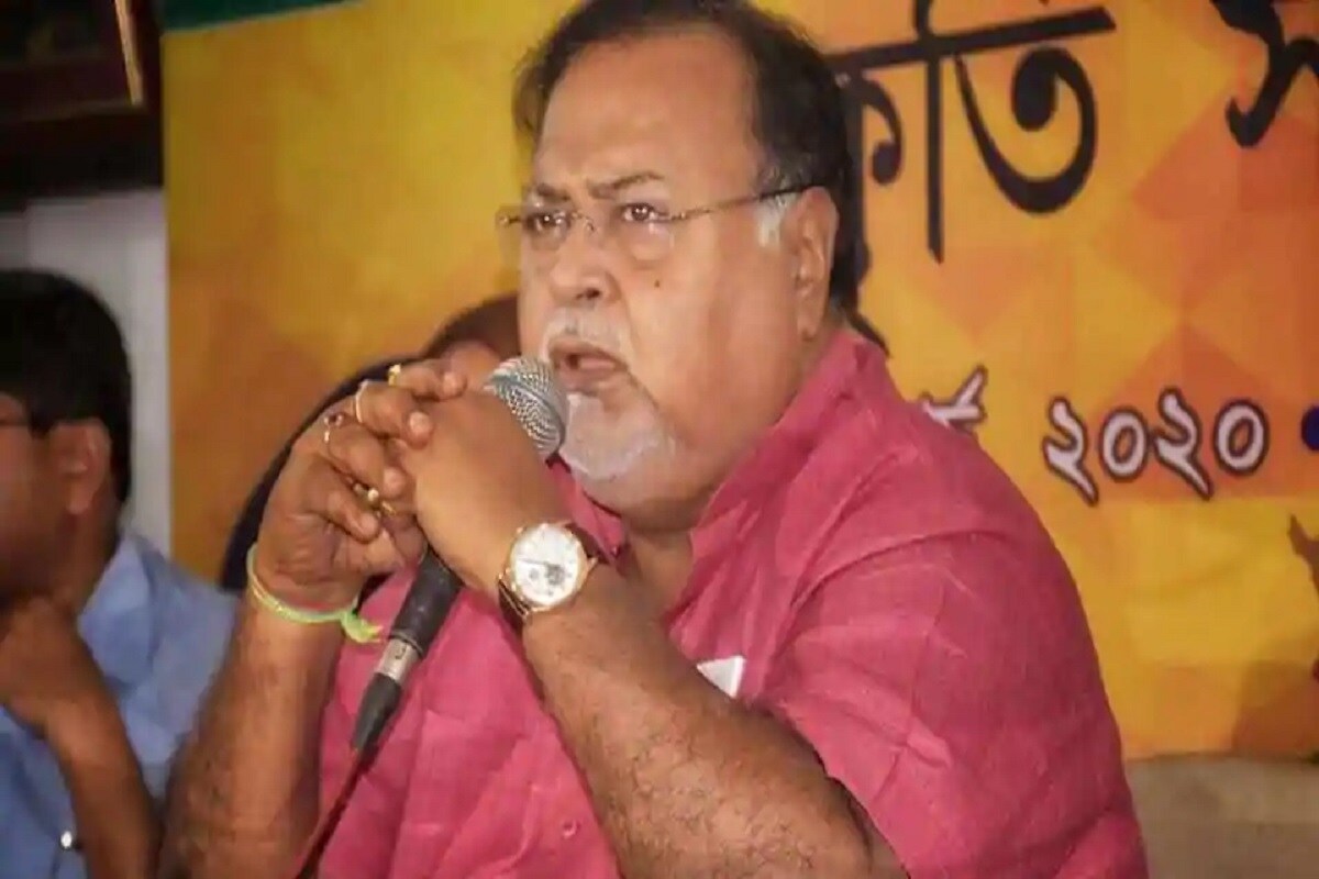 তবে, শেয়ার কোনও বিনিয়োগ করেননি তিনি। বরং আস্থা রেখেছেন জীবন বিমার উপর। সেই অনুযায়ী, ২৫ লক্ষ টাকার এলআইসি পলিসি আছে বেহালা পশ্চিমের তৃণমূল প্রার্থীর। সবচেয়ে বড় কথা, তাঁর অস্থাবর সম্পত্তির পরিমান ৯০ লক্ষ ৯৪ হাজার ৮৬৩ টাকা ৷ তবে, শেয়ার কোনও বিনিয়োগ করেননি তিনি। বরং আস্থা রেখেছেন জীবন বিমার উপর। সেই অনুযায়ী, ২৫ লক্ষ টাকার এলআইসি পলিসি আছে বেহালা পশ্চিমের তৃণমূল প্রার্থীর। সবচেয়ে বড় কথা, তাঁর অস্থাবর সম্পত্তির পরিমান ৯০ লক্ষ ৯৪ হাজার ৮৬৩ টাকা ৷
