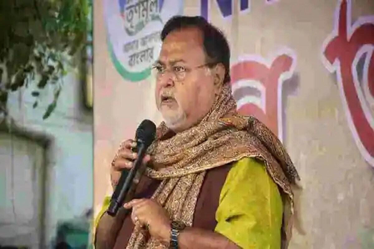 রাজ্যের শিক্ষামন্ত্রী জানিয়েছেন, তাঁর নামে কোনও গাড়ি নেই। এমনকী কোনও গয়নাও নেই। তবে, নাকতলায় দেড় কাঠা জমির উপর দোতলা বাড়ি আছে পার্থ বাবুর। তা অবশ্য পৈতৃক সম্পত্তি। সেই বাড়ির বর্তমান বাজারদর ২৫ লক্ষ টাকা ৷ সব মিলিয়ে রাজ্যের শিক্ষামন্ত্রীর স্থাবর ও অস্থাবর মোট সম্পত্তির পরিমাণ ১ কোটি ১৫ লক্ষ ৯৪ হাজার ৮৬৩ টাকা ৷ রাজ্যের শিক্ষামন্ত্রী জানিয়েছেন, তাঁর নামে কোনও গাড়ি নেই। এমনকী কোনও গয়নাও নেই। তবে, নাকতলায় দেড় কাঠা জমির উপর দোতলা বাড়ি আছে পার্থ বাবুর। তা অবশ্য পৈতৃক সম্পত্তি। সেই বাড়ির বর্তমান বাজারদর ২৫ লক্ষ টাকা ৷ সব মিলিয়ে রাজ্যের শিক্ষামন্ত্রীর স্থাবর ও অস্থাবর মোট সম্পত্তির পরিমাণ ১ কোটি ১৫ লক্ষ ৯৪ হাজার ৮৬৩ টাকা ৷