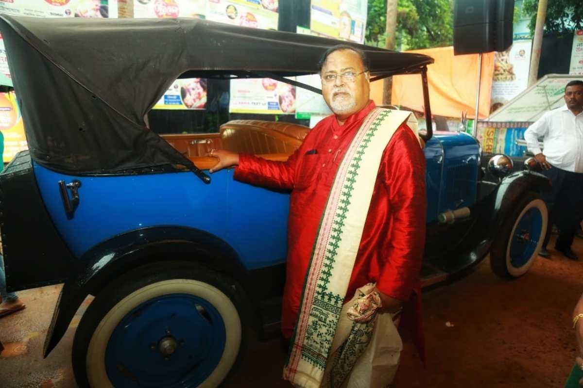 রাজ্যের শিক্ষামন্ত্রী তিনি। শাসক দল তৃণমূলের মহাসচিবও বটে। শিক্ষা দফতরে তাঁর মন্ত্রিত্বাকালে বিতর্ক কিছু কম হয়নি। টেট দুর্নীতি থেকে সঠিক সময় এসএসসি পরীক্ষা না হওয়ার নানা ঘটনায় তাঁক আক্রমণ শানিয়েছে বিরোধীরা। তবু, বেহালা পশ্চিম কেন্দ্রে সেই পার্থ চট্টোপাধ্যায়ের উপর ভরসা রেখেছেন তৃণমূল নেত্রী মমতা বন্দ্যোপাধ্যায়। পার্থর বিপরীতে বিজেপি এবার প্রার্থী করেছে অভিনেত্রী শ্রাবন্তীকে। অবশ্য নিজের চেনা জায়গায় এবারের লড়াইকেও কঠিন বলে মানতে নারাজ পার্থ। সম্প্রতি মনোনয়ন পেশ করেছেন তিনি। রাজ্যের শিক্ষামন্ত্রী তিনি। শাসক দল তৃণমূলের মহাসচিবও বটে। শিক্ষা দফতরে তাঁর মন্ত্রিত্বাকালে বিতর্ক কিছু কম হয়নি। টেট দুর্নীতি থেকে সঠিক সময় এসএসসি পরীক্ষা না হওয়ার নানা ঘটনায় তাঁক আক্রমণ শানিয়েছে বিরোধীরা। তবু, বেহালা পশ্চিম কেন্দ্রে সেই পার্থ চট্টোপাধ্যায়ের উপর ভরসা রেখেছেন তৃণমূল নেত্রী মমতা বন্দ্যোপাধ্যায়। পার্থর বিপরীতে বিজেপি এবার প্রার্থী করেছে অভিনেত্রী শ্রাবন্তীকে। অবশ্য নিজের চেনা জায়গায় এবারের লড়াইকেও কঠিন বলে মানতে নারাজ পার্থ। সম্প্রতি মনোনয়ন পেশ করেছেন তিনি।