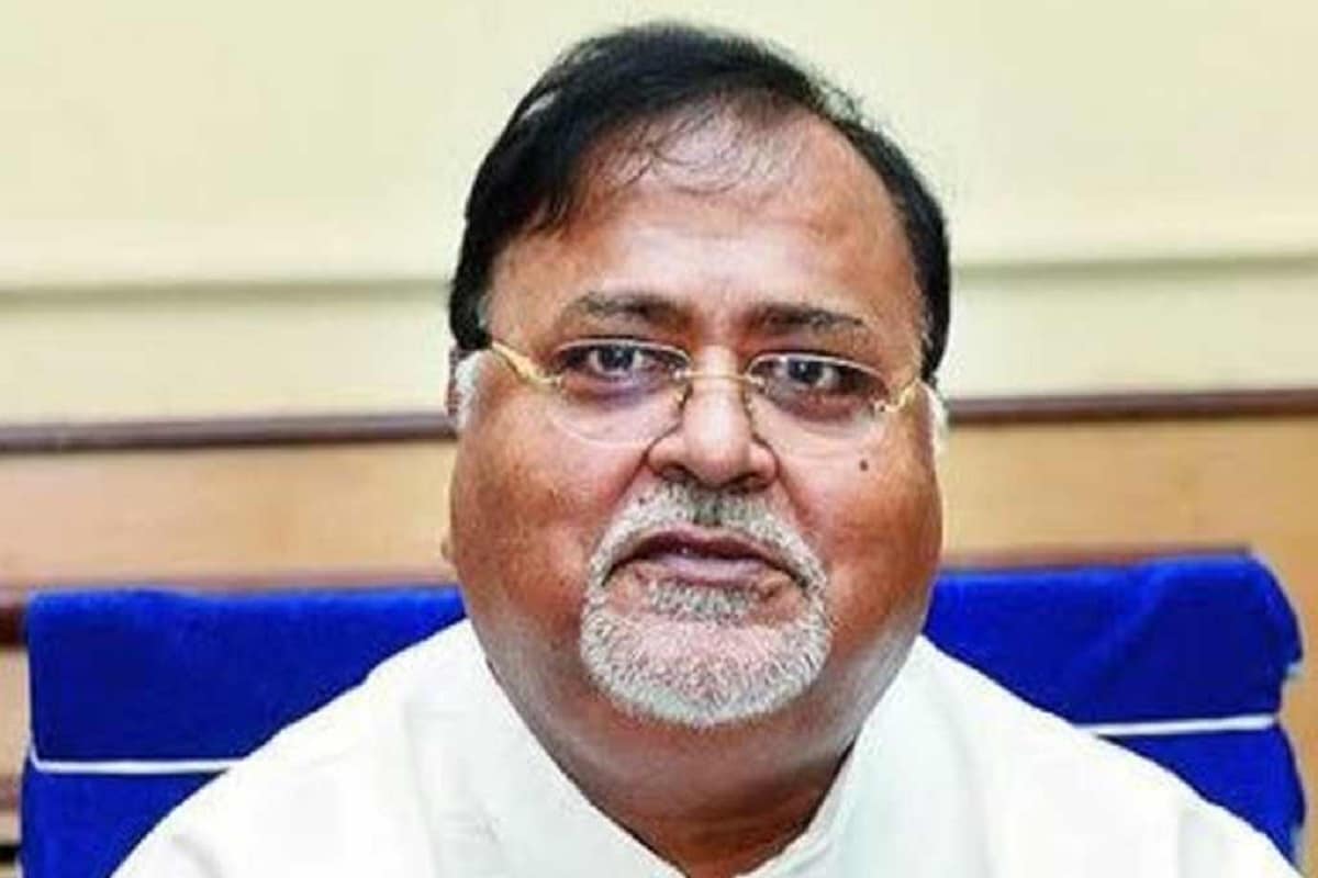 আর সেই হলফনমা অনুযায়ী, ২০১৯-২০ আর্থিক বছরে রাজ্যের শিক্ষামন্ত্রী মোট আয় করেছেন ৫ লক্ষ ৩৯ হাজার ৭২০ টাকা। যে সময় তিনি হলফনামা জমা দিয়েছেন, তখন তাঁর হাতে নগদ ছিল ১ লক্ষ ৪৮ হাজার ৬৭৬ টাকা। পার্থ বাবুর চারটি ব্যাঙ্ক অ্যাকাউন্টে রয়েছে প্রায় ৬৪ লক্ষ টাকা। আর সেই হলফনমা অনুযায়ী, ২০১৯-২০ আর্থিক বছরে রাজ্যের শিক্ষামন্ত্রী মোট আয় করেছেন ৫ লক্ষ ৩৯ হাজার ৭২০ টাকা। যে সময় তিনি হলফনামা জমা দিয়েছেন, তখন তাঁর হাতে নগদ ছিল ১ লক্ষ ৪৮ হাজার ৬৭৬ টাকা। পার্থ বাবুর চারটি ব্যাঙ্ক অ্যাকাউন্টে রয়েছে প্রায় ৬৪ লক্ষ টাকা।