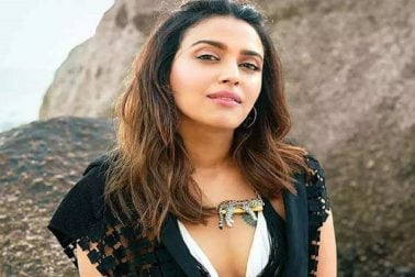 শুক্রবার জন্মদিন পালন করছেন বলিউডের জনপ্রিয় অভিনেত্রী স্বরা ভাস্কর। গোয়াতে নিজের বন্ধুদের সঙ্গে পার্টিতে মজেছেন তিনি। কেকও কেটেছেন। ভিডিও কলে বাবা-মায়ের সঙ্গে কথা বলতে গিয়ে চোখে জলও এসেছে তাঁর। অভিনয়ে দর্শকের মন জয় করেছেন স্বরা, নানা বিতর্কেও নাম জড়িয়েছে অভিনেত্রীর। কখনও ট্রোলদের উচিত জবাব তো কখনও নিজের মনের কথা শেয়ার করতে দেখা গিয়েছে অভিনেত্রীকে। ৯ এপ্রিল ৩৩ বছরে পা দিলেন অভিনেত্রী। বলিউডের বেশ কয়েকটি ছবিতে অভিনয়ের জোরে দর্শকের মন কেড়েছেন তিনি। এক ঝলকে দেখুন তাঁক পাঁচটি সেরা পারফরম্যান্স। শুক্রবার জন্মদিন পালন করছেন বলিউডের জনপ্রিয় অভিনেত্রী স্বরা ভাস্কর। গোয়াতে নিজের বন্ধুদের সঙ্গে পার্টিতে মজেছেন তিনি। কেকও কেটেছেন। ভিডিও কলে বাবা-মায়ের সঙ্গে কথা বলতে গিয়ে চোখে জলও এসেছে তাঁর। অভিনয়ে দর্শকের মন জয় করেছেন স্বরা, নানা বিতর্কেও নাম জড়িয়েছে অভিনেত্রীর। কখনও ট্রোলদের উচিত জবাব তো কখনও নিজের মনের কথা শেয়ার করতে দেখা গিয়েছে অভিনেত্রীকে। ৯ এপ্রিল ৩৩ বছরে পা দিলেন অভিনেত্রী। বলিউডের বেশ কয়েকটি ছবিতে অভিনয়ের জোরে দর্শকের মন কেড়েছেন তিনি। এক ঝলকে দেখুন তাঁক পাঁচটি সেরা পারফরম্যান্স।