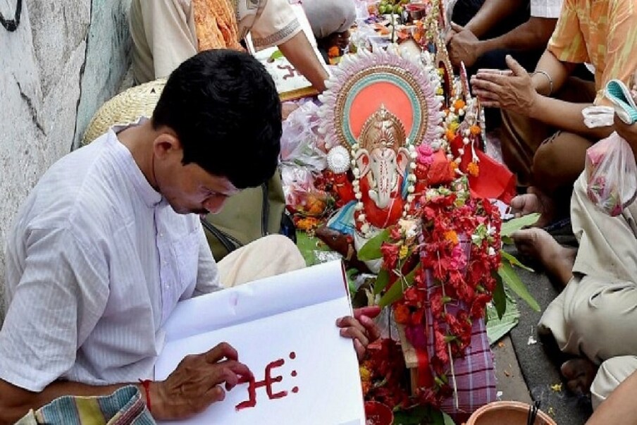  • গুপ্তযুগের জ্যোর্তিবিদ বরাহমিহির তাঁর ‘বৃহৎ সংহিতায়’ বলেছেন- ২৪০ অব্দে(৩১৯ খ্রীঃ) চৈত্র সংক্রান্তি বা ১লা বৈশাখ প্রথম চন্দ্রগুপ্ত তাঁর অভিষেকের দিন গুপ্তাব্দের সূচনা করেন।এই ১লা বৈশাখের দিনে বা বাংলার অভিধানিক অর্থে বলা যেতে পারে হালখাতা শুভ সূচনা দিবস।