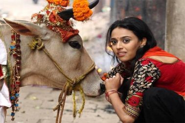 রাঞ্ঝনাতে বিন্দিয়া চরিত্রেও স্বরার অভিনয় সাবলীল। ধনুশ অর্থাৎ মহম্মদ জিশান আয়ুবের অনস্ক্রিন বোনের চরিত্রে অভিনয় করেছিলেন স্বরা। ছোট গ্রামের এক মেয়ের চরিত্রে দেখা গিয়েছিল তাঁকে। স্ক্রিনে খুব বেশি না থাকলেও, অল্প সময়েই নিজের অভিনয়ে মাত করেছিলেন অভিনেত্রী। রাঞ্ঝনাতে বিন্দিয়া চরিত্রেও স্বরার অভিনয় সাবলীল। ধনুশ অর্থাৎ মহম্মদ জিশান আয়ুবের অনস্ক্রিন বোনের চরিত্রে অভিনয় করেছিলেন স্বরা। ছোট গ্রামের এক মেয়ের চরিত্রে দেখা গিয়েছিল তাঁকে। স্ক্রিনে খুব বেশি না থাকলেও, অল্প সময়েই নিজের অভিনয়ে মাত করেছিলেন অভিনেত্রী।