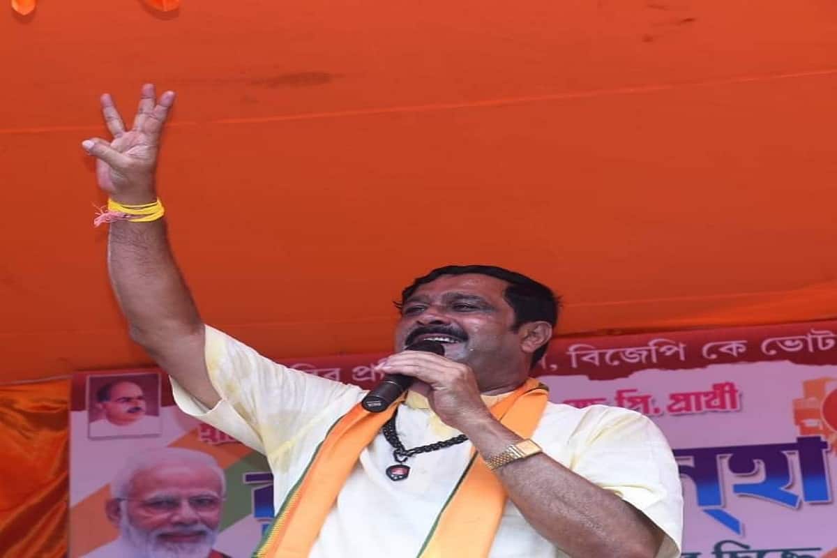তবে, হলফনামা জমা দেওয়ার সময় রাহুল সিনহার হাতে নগদ ছিল ৮৮ হাজার ৪৯১ টাকা। তাঁর স্ত্রীর কাছে ছিল ৫৬ হাজার ৭২২ টাকা। গত বছরের আয় যতই হোক, রাহুলের নামে ব্যাঙ্কে ডিপোজিট আছে ৩১ লক্ষ ৪৫ হাজার ৬৭৫ টাকা। তাঁর স্ত্রীর নামে আরও বেশি। ৫৬ লক্ষ ৪ হাজার ৯০১ টাকা।