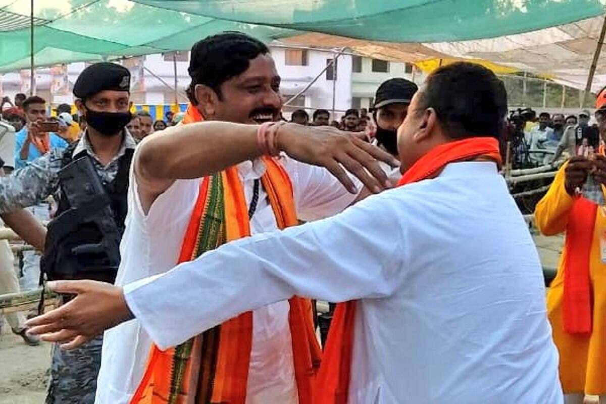 শেয়ার বাজারেও রাহুলের সিনহার বিনিয়োগ ভালোই। শেয়ারবাজারে তিনি বিনিয়োগ করেছেন ১০ লক্ষ ৫০ হাজার ৪৩ টাকা। আর তাঁর স্ত্রী বিনিয়োগ রয়েছে ১০ লক্ষ ২১ হাজার ২০৩ টাকা।