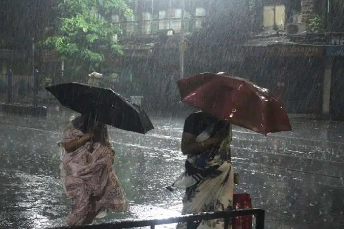 রবিবার কালবৈশাখীর সম্ভাবনা। কলকাতা-সহ দক্ষিণবঙ্গের বেশকিছু জেলায় ঝড় ও বৃষ্টির পূর্বাভাস। আপাতত উত্তরবঙ্গে বৃষ্টির সম্ভাবনা নেই। ঝড়-বৃষ্টিতে সামান্য কমতে পারে গাঙ্গেয় পশ্চিমবঙ্গের তাপমাত্রা। দক্ষিণবঙ্গের বেশকিছু জেলায় এদিন বজ্রবিদ্যুৎ-সহ বৃষ্টির সম্ভাবনা। বেলা বাড়লে গরম ও অস্বস্তি বাড়বে। বিকেল বা সন্ধের দিকে বজ্রবিদ্যুৎ-সহ বৃষ্টির পূর্বাভাস। 24 ঘণ্টায় দার্জিলিং ও কালিম্পঙে ছিঁটে ফোঁটা বৃষ্টি হলেও আগামী দু’দিন উত্তরবঙ্গে বৃষ্টির সম্ভাবনা নেই। রবিবার কালবৈশাখীর সম্ভাবনা। কলকাতা-সহ দক্ষিণবঙ্গের বেশকিছু জেলায় ঝড় ও বৃষ্টির পূর্বাভাস। আপাতত উত্তরবঙ্গে বৃষ্টির সম্ভাবনা নেই। ঝড়-বৃষ্টিতে সামান্য কমতে পারে গাঙ্গেয় পশ্চিমবঙ্গের তাপমাত্রা। দক্ষিণবঙ্গের বেশকিছু জেলায় এদিন বজ্রবিদ্যুৎ-সহ বৃষ্টির সম্ভাবনা। বেলা বাড়লে গরম ও অস্বস্তি বাড়বে। বিকেল বা সন্ধের দিকে বজ্রবিদ্যুৎ-সহ বৃষ্টির পূর্বাভাস। 24 ঘণ্টায় দার্জিলিং ও কালিম্পঙে ছিঁটে ফোঁটা বৃষ্টি হলেও আগামী দু’দিন উত্তরবঙ্গে বৃষ্টির সম্ভাবনা নেই।