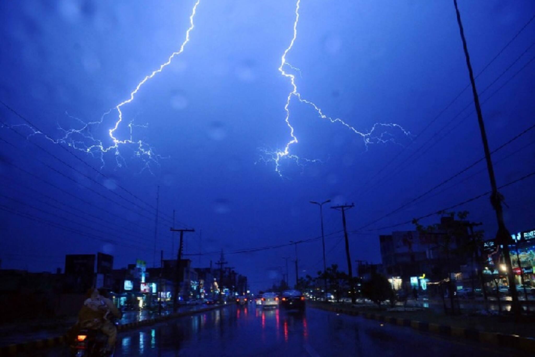 Weather Alert: আজও ঝড়বৃষ্টির পূর্বাভাস, সতর্কবার্তা বেশ কয়েকটি জেলার জন্য