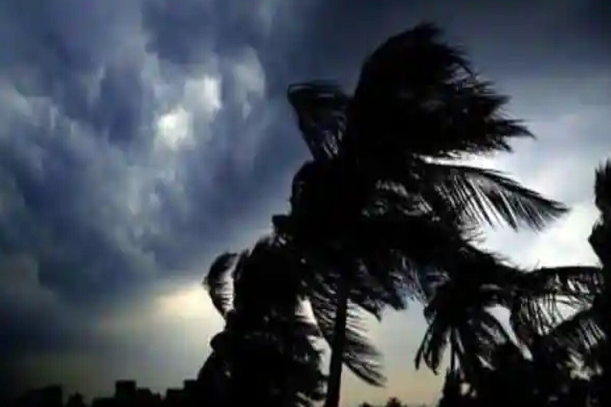পশ্চিমী ঝঞ্ঝার অক্ষরেখা থাকায় উত্তর-পূর্ব ভারতের রাজ্যগুলিতে আরও 24 ঘন্টা বৃষ্টির পূর্বাভাস। বৃষ্টি হবে অসম, মেঘালয়, মণিপুর, মিজোরাম, ত্রিপুরা, অরুণাচল প্রদেশে। আগামী সপ্তাহে বৃষ্টির সম্ভাবনা উত্তরবঙ্গেও। অন্ধ্রপ্রদেশের উপকূল তেলঙ্গানা, পুদুচেরি, সৌরাষ্ট্র এবং গুজরাতের কিছু অংশে তাপপ্রবাহের সর্তকতা। আগামী কয়েকদিন তাপপ্রবাহ থাকবে বলে জানাচ্ছে আবহাওয়া দফতর। পশ্চিমী ঝঞ্ঝার অক্ষরেখা থাকায় উত্তর-পূর্ব ভারতের রাজ্যগুলিতে আরও 24 ঘন্টা বৃষ্টির পূর্বাভাস। বৃষ্টি হবে অসম, মেঘালয়, মণিপুর, মিজোরাম, ত্রিপুরা, অরুণাচল প্রদেশে। আগামী সপ্তাহে বৃষ্টির সম্ভাবনা উত্তরবঙ্গেও। অন্ধ্রপ্রদেশের উপকূল তেলঙ্গানা, পুদুচেরি, সৌরাষ্ট্র এবং গুজরাতের কিছু অংশে তাপপ্রবাহের সর্তকতা। আগামী কয়েকদিন তাপপ্রবাহ থাকবে বলে জানাচ্ছে আবহাওয়া দফতর।