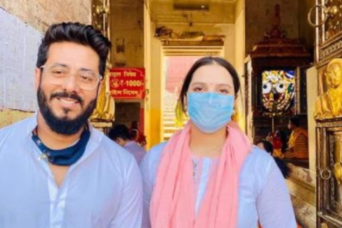 হলফনামা অনুযায়ী, ২০১৯-২০ এই অর্থবর্ষে রাজের বার্ষিক আয় ৫৪ লক্ষ ২৭ হাজার ৯৭০ টাকা। ২০১৮-১৯ এ তাঁর বার্ষিক আয় ছিল ৭০ লক্ষ ৯৭ হাজার ৭৩০ টাকা। হলফনামা থেকে জানা যায় রাজের স্ত্রী তথা অভিনেত্রী শুভশ্রী গঙ্গোপাধ্যায়ের বার্ষিক আয়ের কথাও। ২০১৯-২০-তে শুভশ্রীর বার্ষিক আয় ১ কোটি ১৭ লক্ষ ২২ হাজার ৮৮০ টাকা। হলফনামা অনুযায়ী, ২০১৯-২০ এই অর্থবর্ষে রাজের বার্ষিক আয় ৫৪ লক্ষ ২৭ হাজার ৯৭০ টাকা। ২০১৮-১৯ এ তাঁর বার্ষিক আয় ছিল ৭০ লক্ষ ৯৭ হাজার ৭৩০ টাকা। হলফনামা থেকে জানা যায় রাজের স্ত্রী তথা অভিনেত্রী শুভশ্রী গঙ্গোপাধ্যায়ের বার্ষিক আয়ের কথাও। ২০১৯-২০-তে শুভশ্রীর বার্ষিক আয় ১ কোটি ১৭ লক্ষ ২২ হাজার ৮৮০ টাকা।