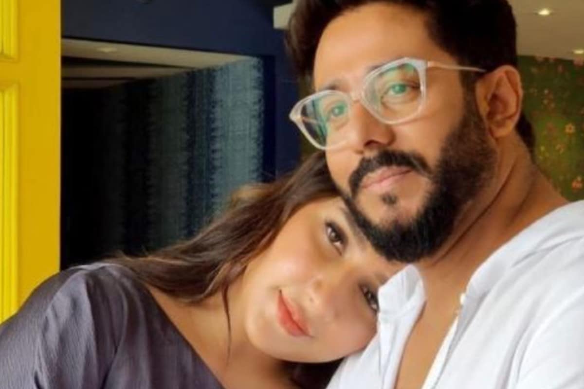 রাজের বড় হওয়া হালিশহরে। সেখানেই ১৩৫০৩ বর্গফুটের একটি জমি রয়েছে রাজের যার বর্তমান বাজার মূল্য ৬৮ লক্ষ ৭৩ হাজার ৩৩২ টাকা। রাজডাঙায় রয়েছে রাজের ১৪১০ বর্গফুটের একটি অফিসও। এর দাম ১ কোটি ৬৫ লক্ষ ৩৬ হাজার ৪৮০ টাকা। কলকাতার বিলাসবহুল আবাসনে একটি ফ্ল্যাট কিনেছিলেন ২০১০-এ। সেখানেই এখন রাজ শুভশ্রীর বসবাস। ১৭৭৮ বর্গফুটের এই ফ্ল্যাটের বর্তমান বাজার মূল্য ৪ কোটি ৩৫ লক্ষ ৬৩ হাজার ৩১২ টাকা। রাজের বড় হওয়া হালিশহরে। সেখানেই ১৩৫০৩ বর্গফুটের একটি জমি রয়েছে রাজের যার বর্তমান বাজার মূল্য ৬৮ লক্ষ ৭৩ হাজার ৩৩২ টাকা। রাজডাঙায় রয়েছে রাজের ১৪১০ বর্গফুটের একটি অফিসও। এর দাম ১ কোটি ৬৫ লক্ষ ৩৬ হাজার ৪৮০ টাকা। কলকাতার বিলাসবহুল আবাসনে একটি ফ্ল্যাট কিনেছিলেন ২০১০-এ। সেখানেই এখন রাজ শুভশ্রীর বসবাস। ১৭৭৮ বর্গফুটের এই ফ্ল্যাটের বর্তমান বাজার মূল্য ৪ কোটি ৩৫ লক্ষ ৬৩ হাজার ৩১২ টাকা।