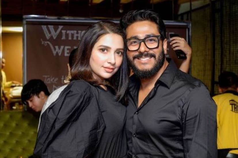 তবে রাজের মাথায় রয়েছে ঋণের বোঝাও। হোমলোন রয়েছে ১ কোটি ৪ লক্ষ ৭৯ হাজার ৯৮৫ টাকার। আর গাড়ির লোন রয়েছে ৪৬ লক্ষ ৬৯ হাজার ৪৩০ টাকার। এছাড়া একটি পারসোনাল লোনও রয়েছে রাজের। মোট লোনের পরিমাণ ১ কোটি ৬১ লক্ষ ৪৯ হাজার ৩৮৮ টাকা। 