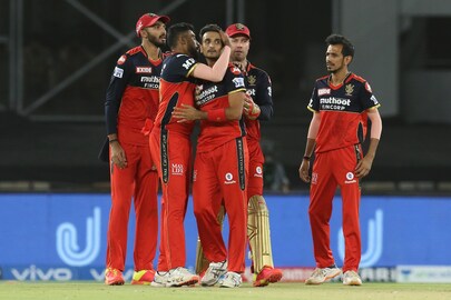 সিরাজের শেষ ওভারে নাটকীয় জয় আরসিবির