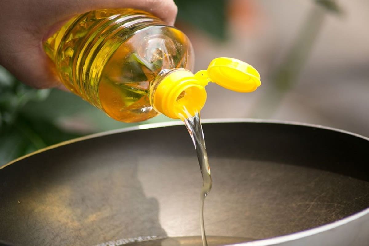 লাগাতার ভোজ্য তেলের (Edible Oil) দাম বৃদ্ধি ফলে চোখে রীতিমত সর্ষেফুল দেখছেন সাধারণ মানুষ ৷ বিগত একবছর ধরে সর্ষের তেল-সহ সকল প্রকারের ভোজ্য তেলের দাম ৩৫ শতাংশ থেকে ৯৫ শতাংশ পর্যন্ত বেড়েছে ৷ প্রতীকী ছবি ৷ লাগাতার ভোজ্য তেলের (Edible Oil) দাম বৃদ্ধি ফলে চোখে রীতিমত সর্ষেফুল দেখছেন সাধারণ মানুষ ৷ বিগত একবছর ধরে সর্ষের তেল-সহ সকল প্রকারের ভোজ্য তেলের দাম ৩৫ শতাংশ থেকে ৯৫ শতাংশ পর্যন্ত বেড়েছে ৷ প্রতীকী ছবি ৷