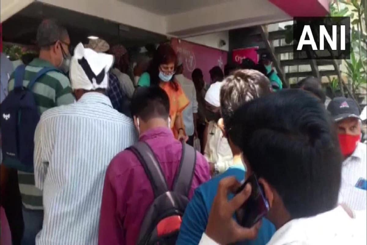 মহারাষ্ট্রতে রোজই অন্তত ৫০ হাজার জন নতুন করে করোনা ভাইরাসে আক্রান্ত হচ্ছেন৷ কিন্তু এরপরেও সামাজিক দূরত্ববিধি বজায় রাখাকে বুড়ো আঙুল দেখাচ্ছেন সাধারণ মানুষজন৷ আর সেরকম ছবিই সামনে আসছে৷ (Photo-ANI) মহারাষ্ট্রতে রোজই অন্তত ৫০ হাজার জন নতুন করে করোনা ভাইরাসে আক্রান্ত হচ্ছেন৷ কিন্তু এরপরেও সামাজিক দূরত্ববিধি বজায় রাখাকে বুড়ো আঙুল দেখাচ্ছেন সাধারণ মানুষজন৷ আর সেরকম ছবিই সামনে আসছে৷ (Photo-ANI)