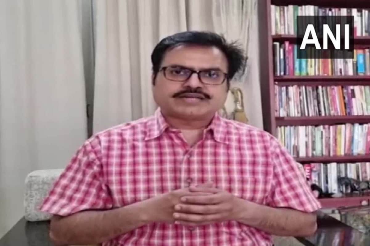 নাসিকের জেলাধিকারিক সূরজ মন্ধরে জানিয়েছেন তিনি রেমডিসিভার নিয়ে কিছু নির্দেশিকা জারি করেছেন৷ কারণ তিনি মনে করেছেন এর ওপর সরকারি নিয়ন্ত্রণ প্রয়োজন৷ তাঁর ধারণা এর ফলে সাপ্লাই ব্যবস্থা কিছুটা ভালো হবে৷ (Photo-ANI) নাসিকের জেলাধিকারিক সূরজ মন্ধরে জানিয়েছেন তিনি রেমডিসিভার নিয়ে কিছু নির্দেশিকা জারি করেছেন৷ কারণ তিনি মনে করেছেন এর ওপর সরকারি নিয়ন্ত্রণ প্রয়োজন৷ তাঁর ধারণা এর ফলে সাপ্লাই ব্যবস্থা কিছুটা ভালো হবে৷ (Photo-ANI)