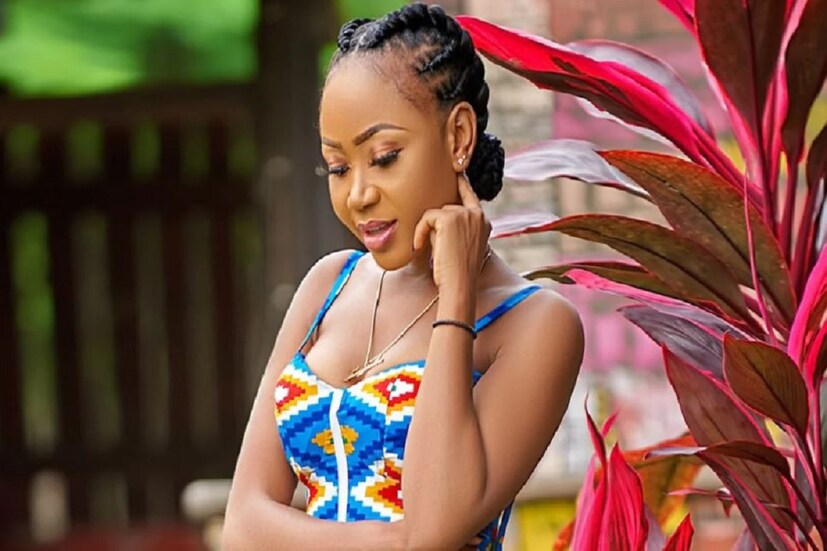 ঘানার অভিনেত্রী রোজমেড ব্রাউন  (Rosemond Brown) নিজের ছেলের জন্মদিনে এক অভিনব কাজ করে ফেললেন৷ সেই বিশেষ দিন সেলিব্রেট করলেন৷ নিজের ছেলের সঙ্গেই নগ্ন (Nude Photoshoot) করেন তিনি৷ আর তারপরেই চরম পদক্ষেপ৷ Photo- Collected 
