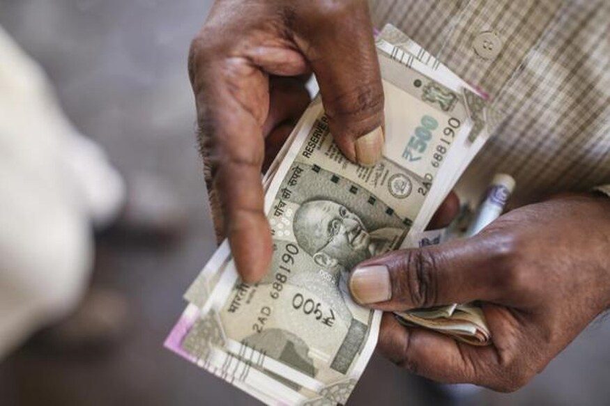 এইচডিএফসি (HDFC Bank): ব্যাঙ্কের পক্ষ থেকে সিনিয়ার সিটিজেন কেয়ার (HDFC Senior Citizen Care) পেশ করেছে ব্যাঙ্কের পক্ষ থেকে ৷ ব্যাঙ্কের পক্ষ থেকে এই বিশেষ প্রকল্পে ০.৭৫ শতাংশ হারে সুদ প্রদান করে ৷ যদি কোনও প্রবীণ নাগরিক এইচডিএফসি ফিক্সড ডিপোজিটে বিনিয়োগ করেন সেক্ষেত্রে সুদের হার ৬.২৫ শতাংশ হবে ৷ প্রতীকী ছবি ৷ এইচডিএফসি (HDFC Bank): ব্যাঙ্কের পক্ষ থেকে সিনিয়ার সিটিজেন কেয়ার (HDFC Senior Citizen Care) পেশ করেছে ব্যাঙ্কের পক্ষ থেকে ৷ ব্যাঙ্কের পক্ষ থেকে এই বিশেষ প্রকল্পে ০.৭৫ শতাংশ হারে সুদ প্রদান করে ৷ যদি কোনও প্রবীণ নাগরিক এইচডিএফসি ফিক্সড ডিপোজিটে বিনিয়োগ করেন সেক্ষেত্রে সুদের হার ৬.২৫ শতাংশ হবে ৷ প্রতীকী ছবি ৷