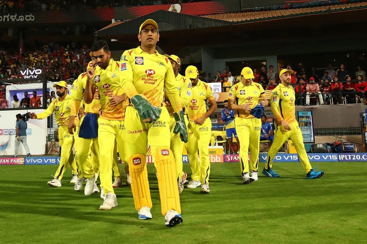 এদিন চেন্নাইয়ের জার্সিতে ২০০তম ম্যাচ খেলতে নামলেন ধোনি। চেন্নাইয়ের সমর্থকরাও তাঁদের থালার এমন রেকর্ডে উচ্ছ্বসিত। এদিন চেন্নাইয়ের জার্সিতে ২০০তম ম্যাচ খেলতে নামলেন ধোনি। চেন্নাইয়ের সমর্থকরাও তাঁদের থালার এমন রেকর্ডে উচ্ছ্বসিত।