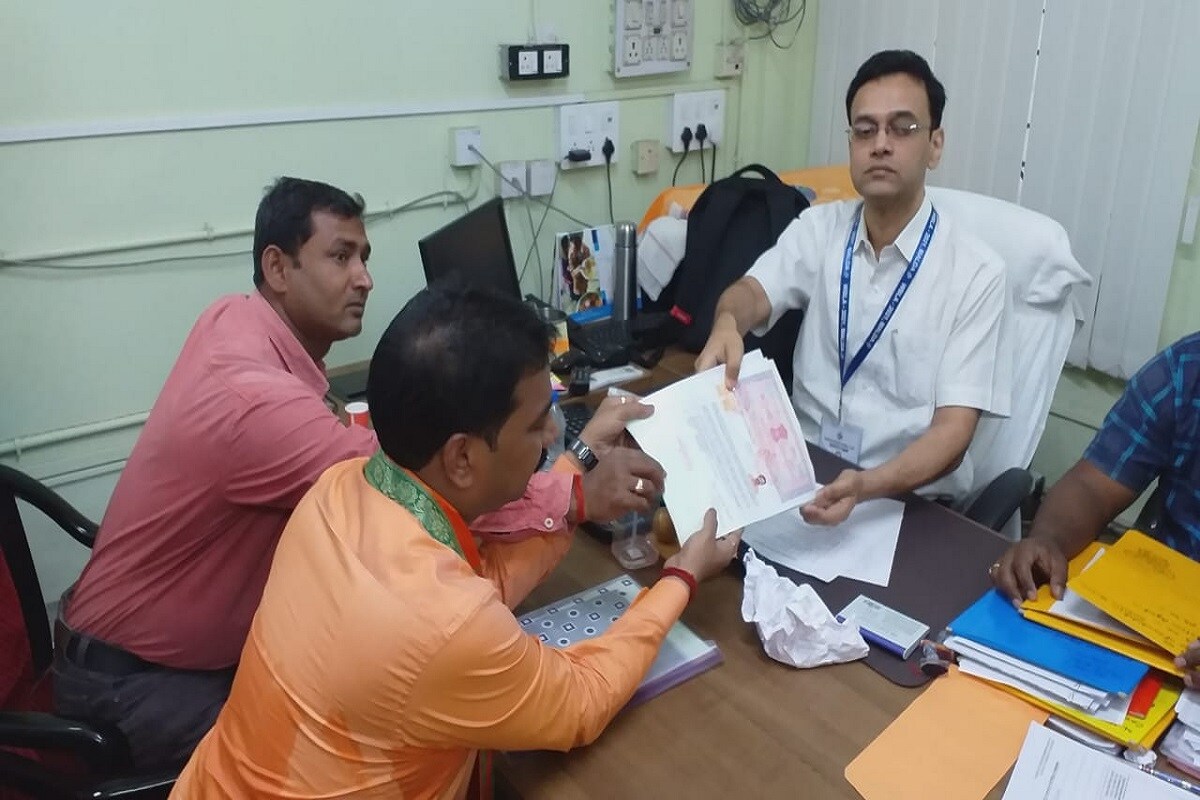 *দীর্ঘদিন একসঙ্গে তৃণমূলে থাকলেও বরাবরই সাবিত্রী মিত্র এবং গৌরচন্দ্র মন্ডলের গোষ্ঠী বিবাদ সর্বজনবিদিত। এবার মানিকচক আসনে পরস্পর বিরোধী দলের প্রার্থী এই দুই দাপুটে নেতা -নেত্রী। এ দিন সকাল থেকেই মালদহ শহর কার্যত মিছিল নগরী হযে দাঁড়ায়। কর্মী সমর্থকদের মিছিল নিয়ে সকাল থেকেই একের পর এক প্রার্থী মনোনয়ন জমা দিতে আসেন মালদহের জেলাশাসকের দফতরে। সকালে মালদহে বর্ণাঢ্য মিছিল করে মনোনয়ন জমা দেন ইংরেজবাজার কেন্দ্রের তৃণমূল প্রার্থী কৃষ্ণেন্দু নারায়ণ চৌধুরীর। মন্দিরে পুজো দিয়ে, গনি খানের মূর্তিতে মালা দিয়ে মনোনয়ন পেশ করেন কৃষ্ণেন্দু। *দীর্ঘদিন একসঙ্গে তৃণমূলে থাকলেও বরাবরই সাবিত্রী মিত্র এবং গৌরচন্দ্র মন্ডলের গোষ্ঠী বিবাদ সর্বজনবিদিত। এবার মানিকচক আসনে পরস্পর বিরোধী দলের প্রার্থী এই দুই দাপুটে নেতা -নেত্রী। এ দিন সকাল থেকেই মালদহ শহর কার্যত মিছিল নগরী হযে দাঁড়ায়। কর্মী সমর্থকদের মিছিল নিয়ে সকাল থেকেই একের পর এক প্রার্থী মনোনয়ন জমা দিতে আসেন মালদহের জেলাশাসকের দফতরে। সকালে মালদহে বর্ণাঢ্য মিছিল করে মনোনয়ন জমা দেন ইংরেজবাজার কেন্দ্রের তৃণমূল প্রার্থী কৃষ্ণেন্দু নারায়ণ চৌধুরীর। মন্দিরে পুজো দিয়ে, গনি খানের মূর্তিতে মালা দিয়ে মনোনয়ন পেশ করেন কৃষ্ণেন্দু।