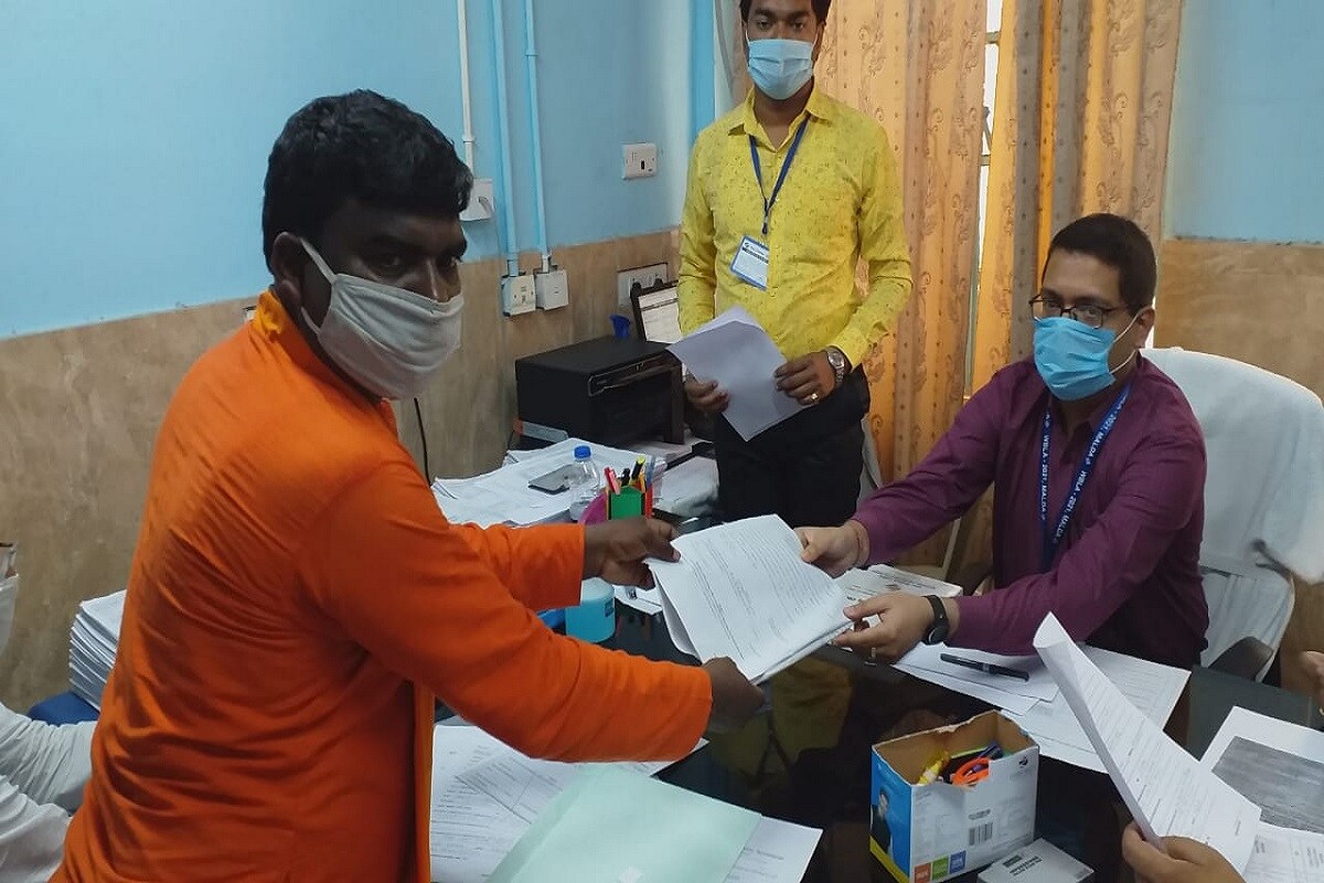 *তবে রাজনৈতিক উত্তেজনার মধ্যেও মনোনয়ন পর্বে সৌজন্য দেখান মানিকচকের তৃণমূল প্রার্থী সাবিত্রী মিত্র। জেলাশাসকের দফতরে মনোনয়ন পেশ করে বেরনোর সময় বাইরে অপেক্ষায় থাকা বিজেপি প্রার্থী গৌড় চন্দ্র মন্ডল এবং তাঁর প্রস্তাবককে উদ্দেশ্য করে হাতজোড় করে নমস্কার জানান সাবিত্রী। আচমকা তাঁর এমন সৌজন্যে খানিকটা হতচকিত হয়ে যান বিজেপি প্রার্থী গৌড় চন্দ্র মন্ডল। মাথা নাড়িয়ে সম্মতি জানান তিনিও। *তবে রাজনৈতিক উত্তেজনার মধ্যেও মনোনয়ন পর্বে সৌজন্য দেখান মানিকচকের তৃণমূল প্রার্থী সাবিত্রী মিত্র। জেলাশাসকের দফতরে মনোনয়ন পেশ করে বেরনোর সময় বাইরে অপেক্ষায় থাকা বিজেপি প্রার্থী গৌড় চন্দ্র মন্ডল এবং তাঁর প্রস্তাবককে উদ্দেশ্য করে হাতজোড় করে নমস্কার জানান সাবিত্রী। আচমকা তাঁর এমন সৌজন্যে খানিকটা হতচকিত হয়ে যান বিজেপি প্রার্থী গৌড় চন্দ্র মন্ডল। মাথা নাড়িয়ে সম্মতি জানান তিনিও।