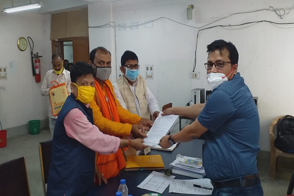 *সোমবার মনোনয়ন পর্বে ব্যাপক উত্তেজনার ছবি ধরা পড়ে মালদহে। বিজেপি ও তৃণমূল সমর্থকদের মধ্যে বচসা, ধ্বস্তাধ্বস্তি বেঁধে যায়। মালদহের জেলাশাসকের দফতরের কাছেই গান্ধি মূর্তি এলাকায় এমনই ঘটনা হয়। দুই দলের মিছিল একই জায়গায় চলে আসায় তুমুল উত্তেজনা। একে অন্যের দিকে স্লোগান দিতে দিতে এগিয়ে যায় দু'পক্ষই। কোনওরকমে পরিস্থিতি সামাল দেয় পুলিশ বাহিনী। পরে এলাকায় নামানো হয় আরও বাড়তি পুলিশ। *সোমবার মনোনয়ন পর্বে ব্যাপক উত্তেজনার ছবি ধরা পড়ে মালদহে। বিজেপি ও তৃণমূল সমর্থকদের মধ্যে বচসা, ধ্বস্তাধ্বস্তি বেঁধে যায়। মালদহের জেলাশাসকের দফতরের কাছেই গান্ধি মূর্তি এলাকায় এমনই ঘটনা হয়। দুই দলের মিছিল একই জায়গায় চলে আসায় তুমুল উত্তেজনা। একে অন্যের দিকে স্লোগান দিতে দিতে এগিয়ে যায় দু'পক্ষই। কোনওরকমে পরিস্থিতি সামাল দেয় পুলিশ বাহিনী। পরে এলাকায় নামানো হয় আরও বাড়তি পুলিশ।