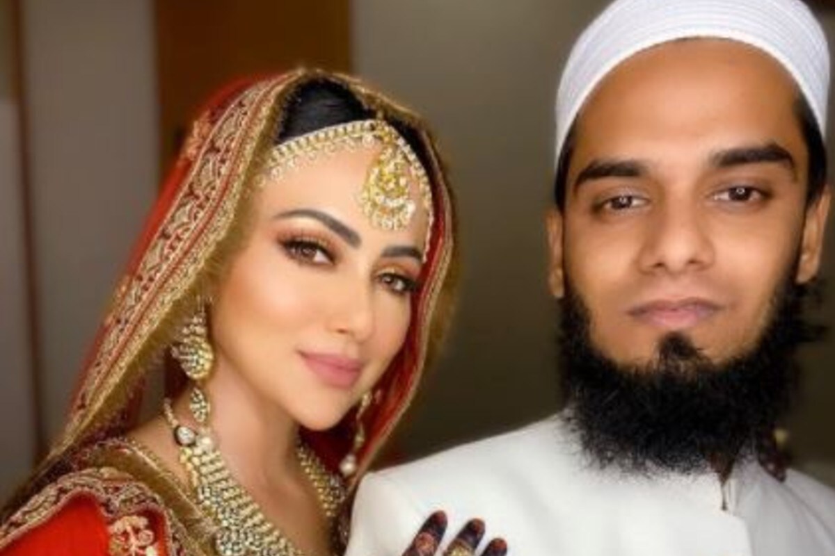 সানা গত ২০ নভেম্বর আনাস সইয়াদের সঙ্গে গাঁটছড়া বাঁধেন। বিয়ের পরেই নিজের নামেও বদল আনেন তিনি। সোশ্যাল মিডিয়া হ্যান্ডেলে লেখেন, সইয়াদ সানা খান। তার পরে তাঁরা কাশ্মীর থেকে মধুচন্দ্রিমা সেরছেন। সানা গত ২০ নভেম্বর আনাস সইয়াদের সঙ্গে গাঁটছড়া বাঁধেন। বিয়ের পরেই নিজের নামেও বদল আনেন তিনি। সোশ্যাল মিডিয়া হ্যান্ডেলে লেখেন, সইয়াদ সানা খান। তার পরে তাঁরা কাশ্মীর থেকে মধুচন্দ্রিমা সেরছেন।