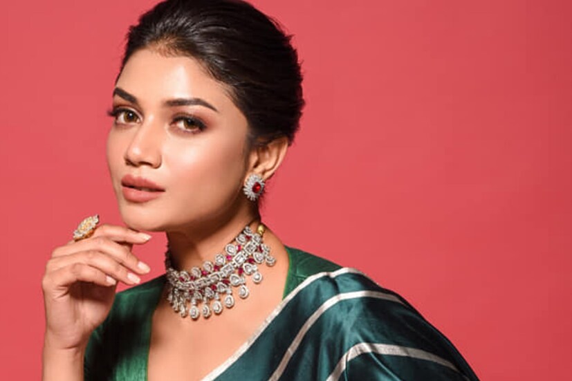 সৌরসেনী মৈত্র (Sauraseni Maitra)- টলিউডের গ্ল্যামারাস অভিনেত্রীও নিজের ওয়ালে কোভিড সংক্রান্ত তথ্যে ভরিয়ে দিতে পিছপা হননি। অনবরত কোথায় কোভিডে আক্রান্ত সেফ হোম পাবেন, কী কী করণীয় ইত্যাদি বিষয়ে সচেতন করছেন তিনি। 
