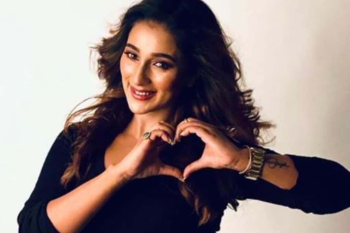 সায়ন্তিকা বন্দ্যোপাধ্যায়- টলিউডের এই অভিনেত্রীর পড়াশোনা রাষ্ট্রবিজ্ঞান নিয়ে। কলকাতার সেন্ট জেভিয়ার্স কলেজ থেকে রাষ্ট্রবিজ্ঞানে স্নাতক (সাম্মানিক) তিনি। সায়ন্তিকা বাঁকুড়ার তৃণমূল প্রার্থী। দ্বিতীয় দফায় তাঁর কেন্দ্রে ভোট হয়ে গেল। সায়ন্তিকা বন্দ্যোপাধ্যায়- টলিউডের এই অভিনেত্রীর পড়াশোনা রাষ্ট্রবিজ্ঞান নিয়ে। কলকাতার সেন্ট জেভিয়ার্স কলেজ থেকে রাষ্ট্রবিজ্ঞানে স্নাতক (সাম্মানিক) তিনি। সায়ন্তিকা বাঁকুড়ার তৃণমূল প্রার্থী। দ্বিতীয় দফায় তাঁর কেন্দ্রে ভোট হয়ে গেল।